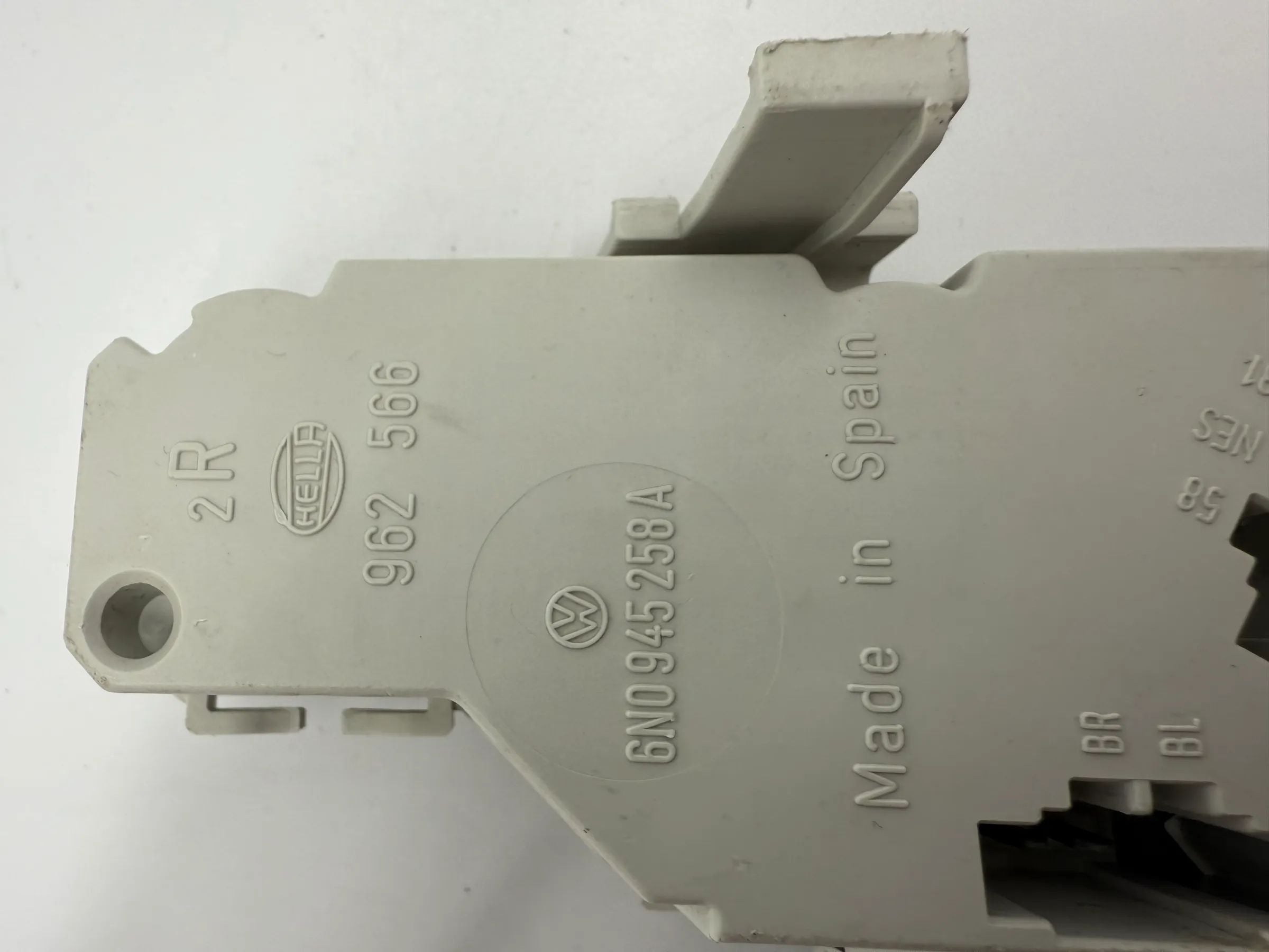 असली VW Polo (6N) रियर टेल लैम्प राइट लैंप होल्डर Hella 6N09452589A / 962566