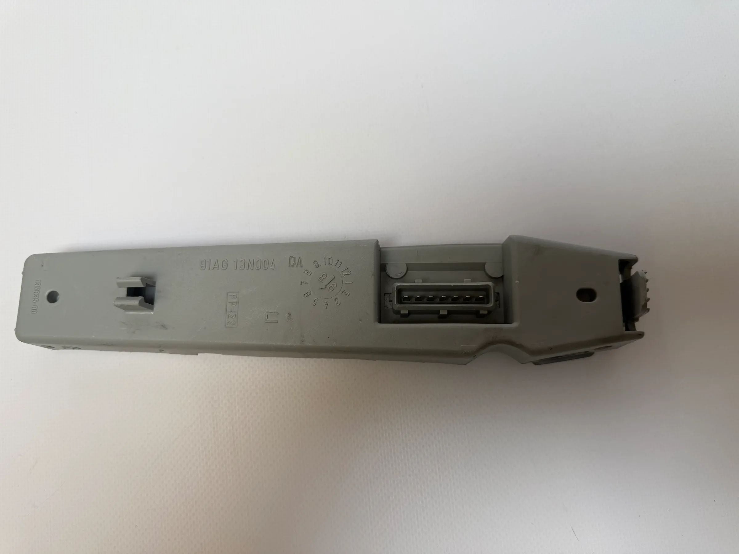 Oryginalny Ford Escort 5 6 7 GAL Uchwyt lampy tylnej lewy 91AG13N004DA