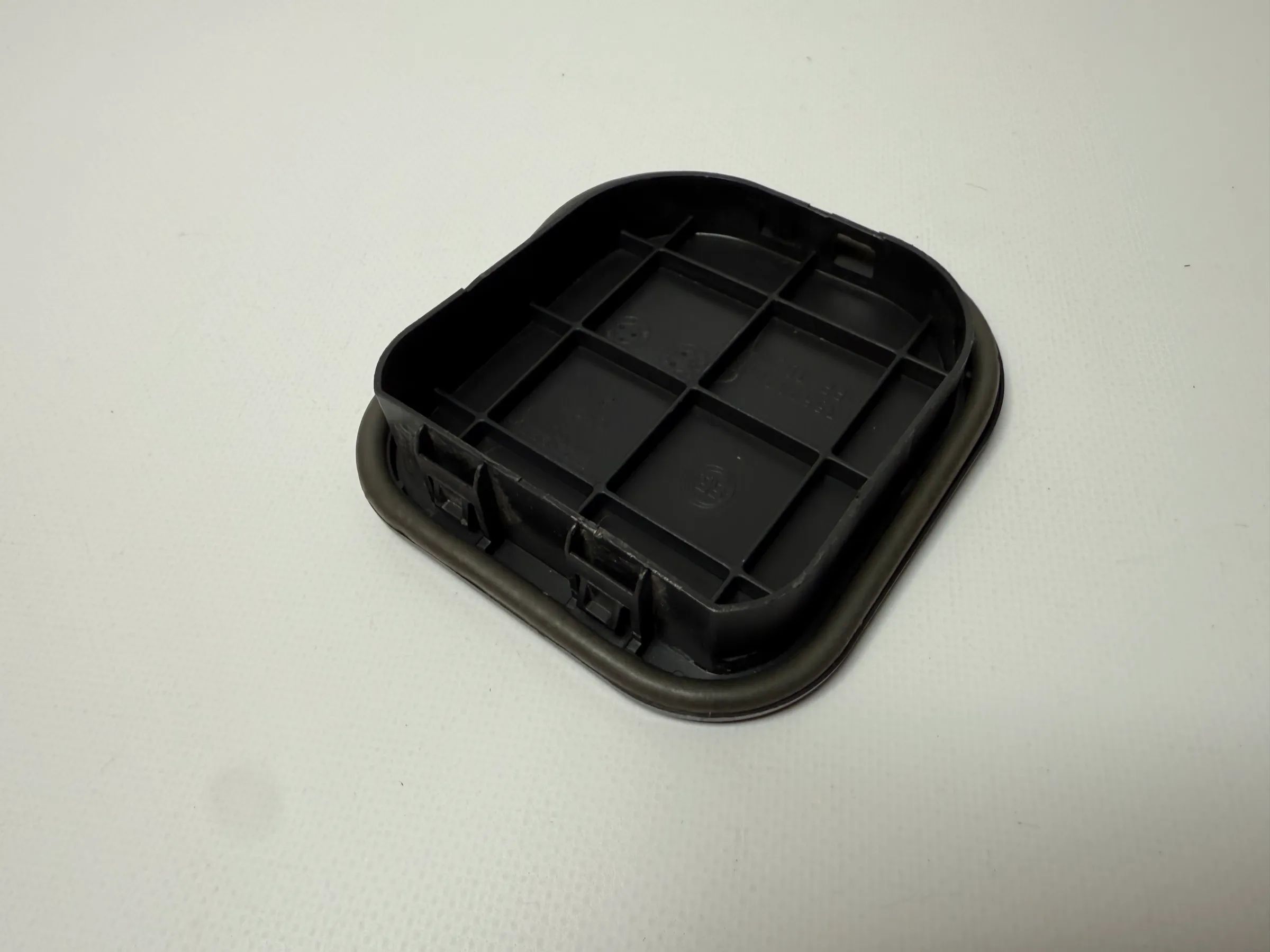 อะไหล่แท้ Fiat Ducato C-Jumper P-Boxer แผงระบายอากาศหลัง 1355707080
