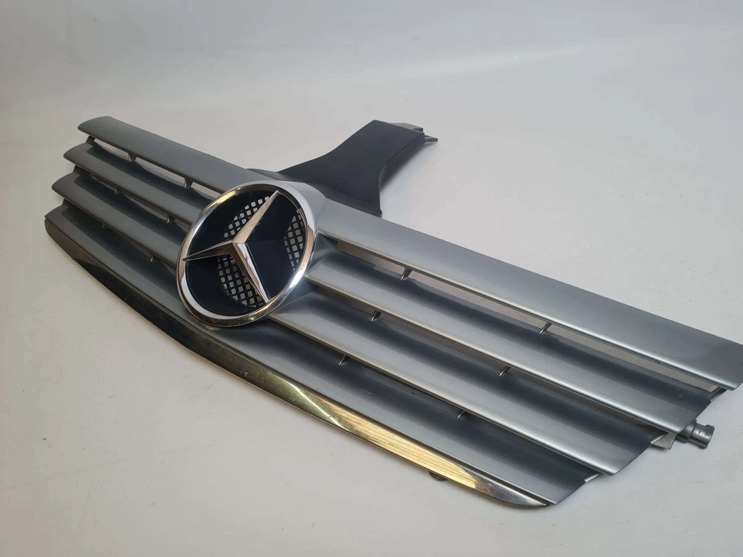 Original Mercedes-Benz C-Klasse (W203) Kühlergrill A2038800383