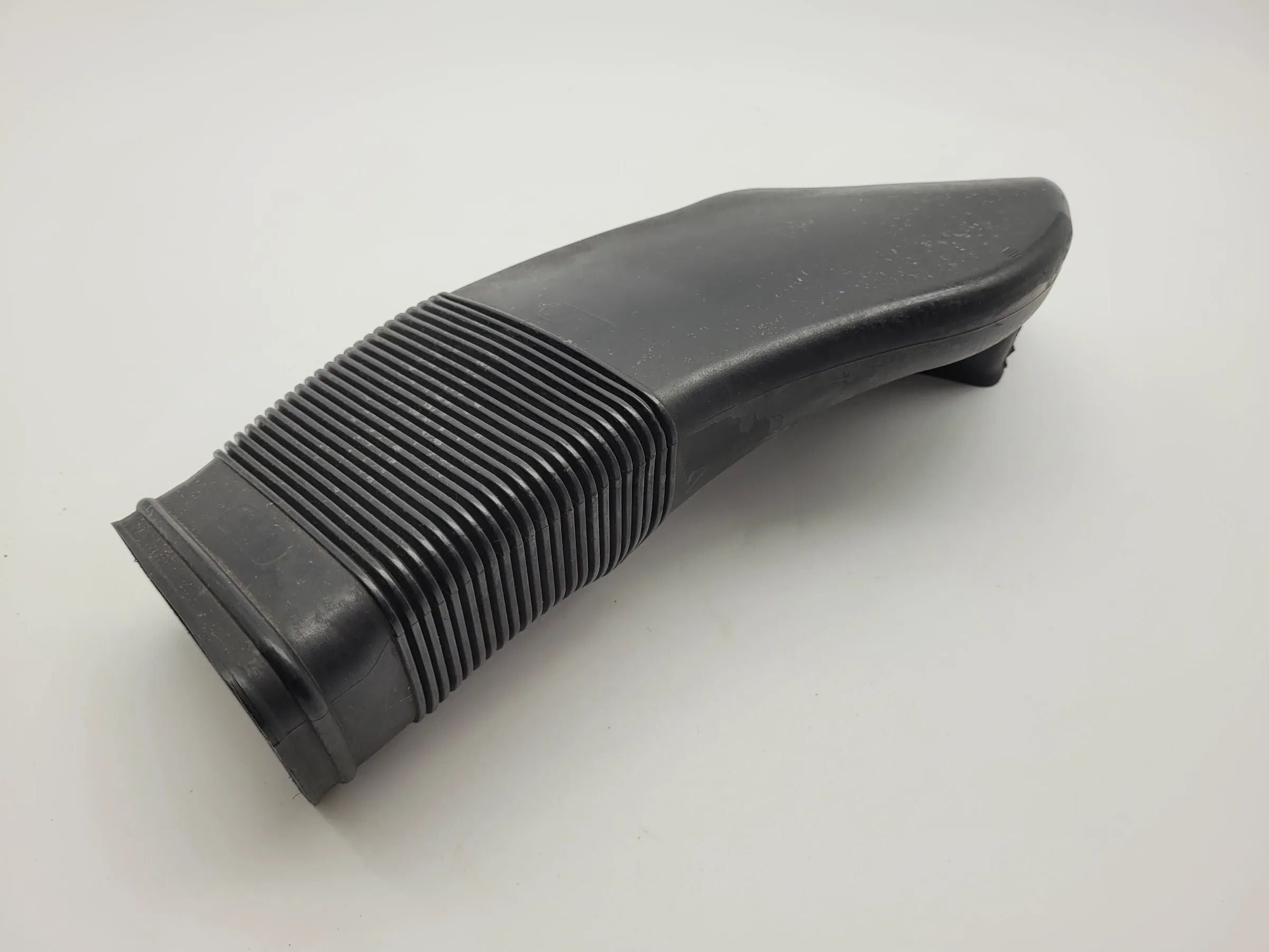 Original Audi A6 (4B2/4B4) Ansaugschlauch für Luftfilter 8D0129617E