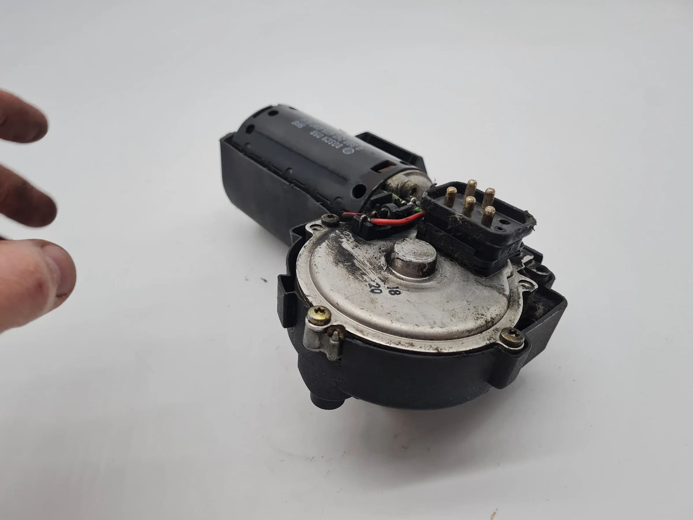 Original Mercedes-Benz E-Klasse (W124) Scheibenwischermotor 0390241425