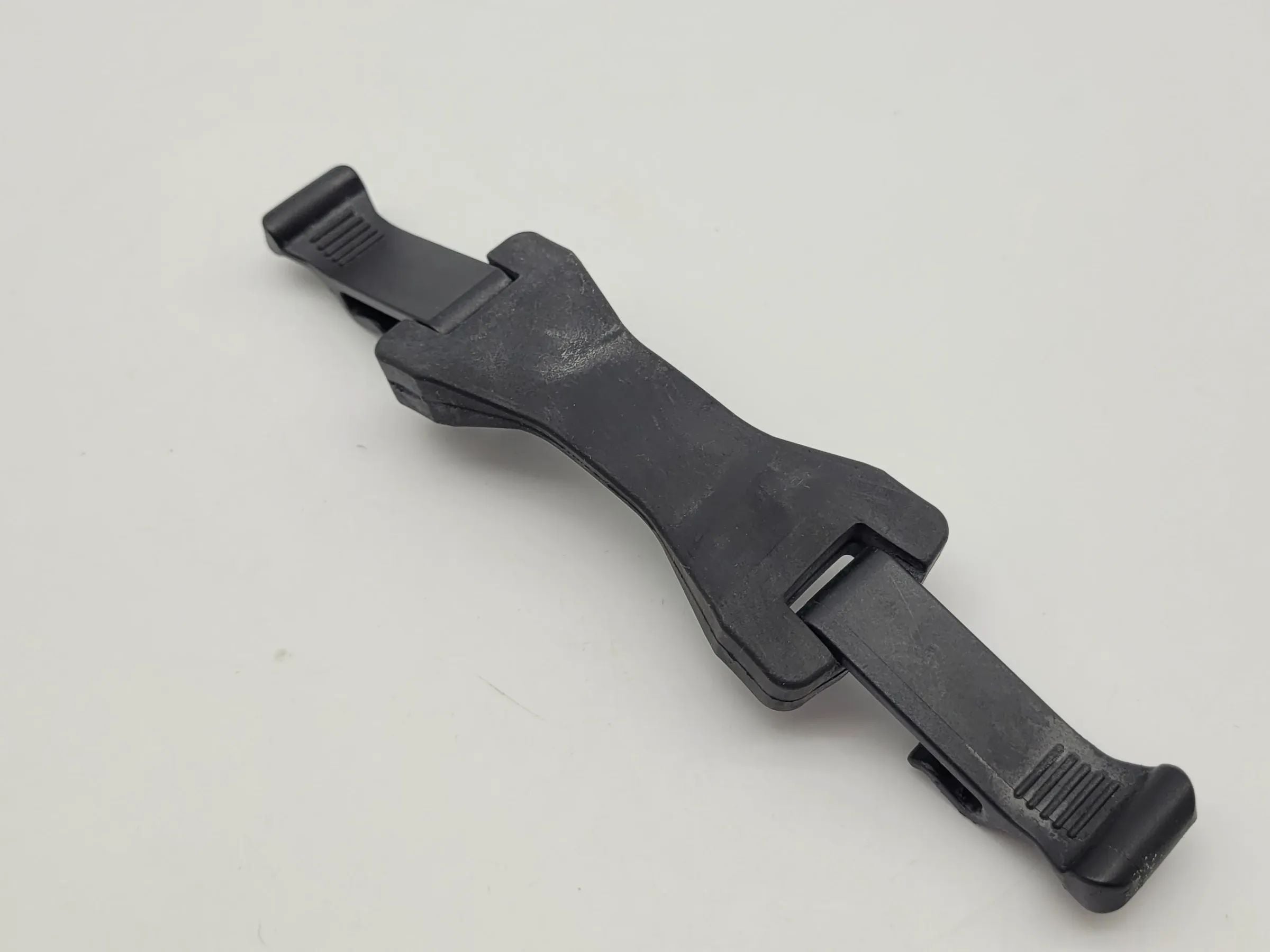 Original Audi A6 (4B2/4B4) Halterung Gummi Lasche 4B5011247A