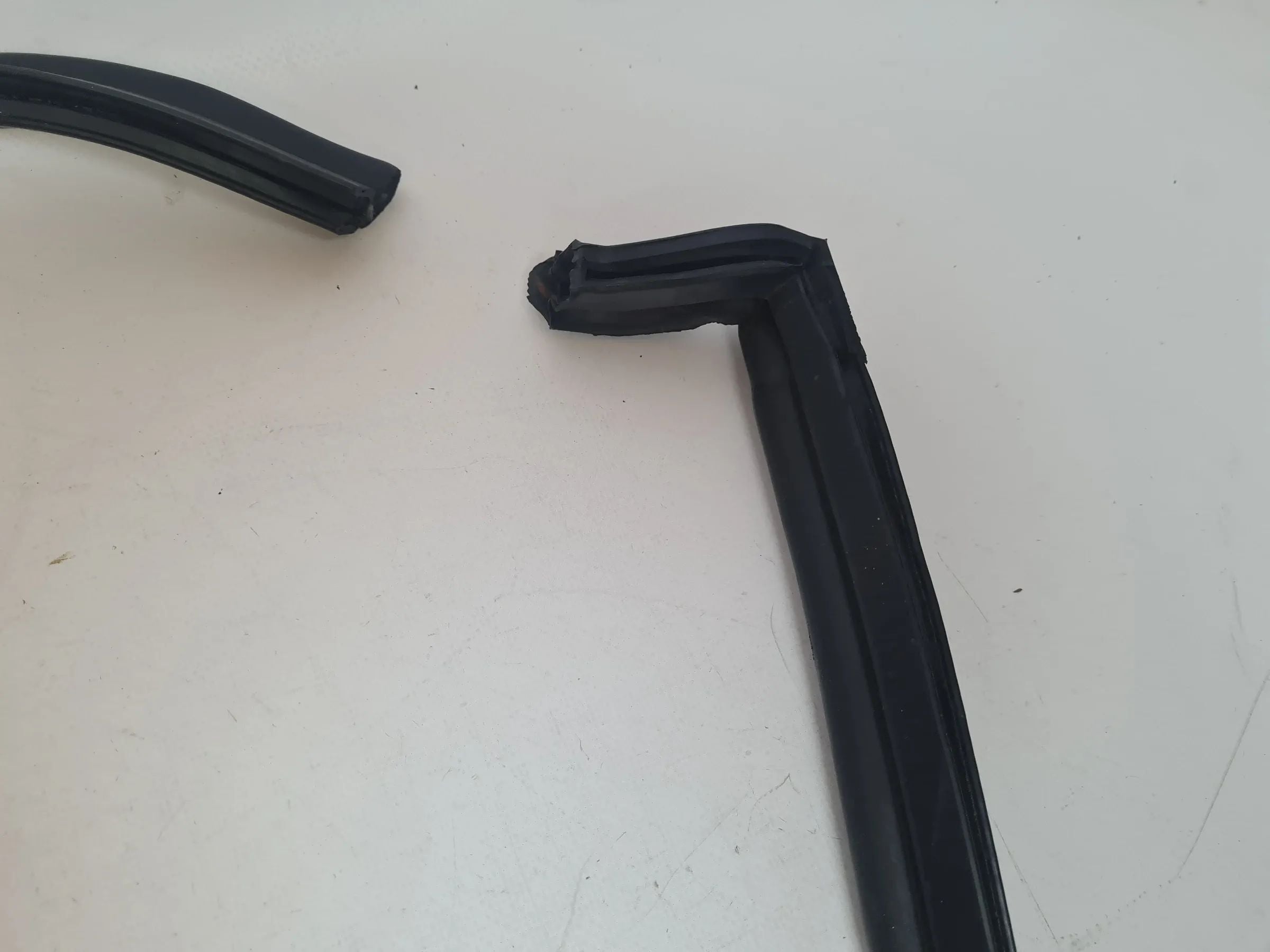 Original Mini One (R50/R53) Dichtung Frontklappe Motorhaube Hinten 7058137