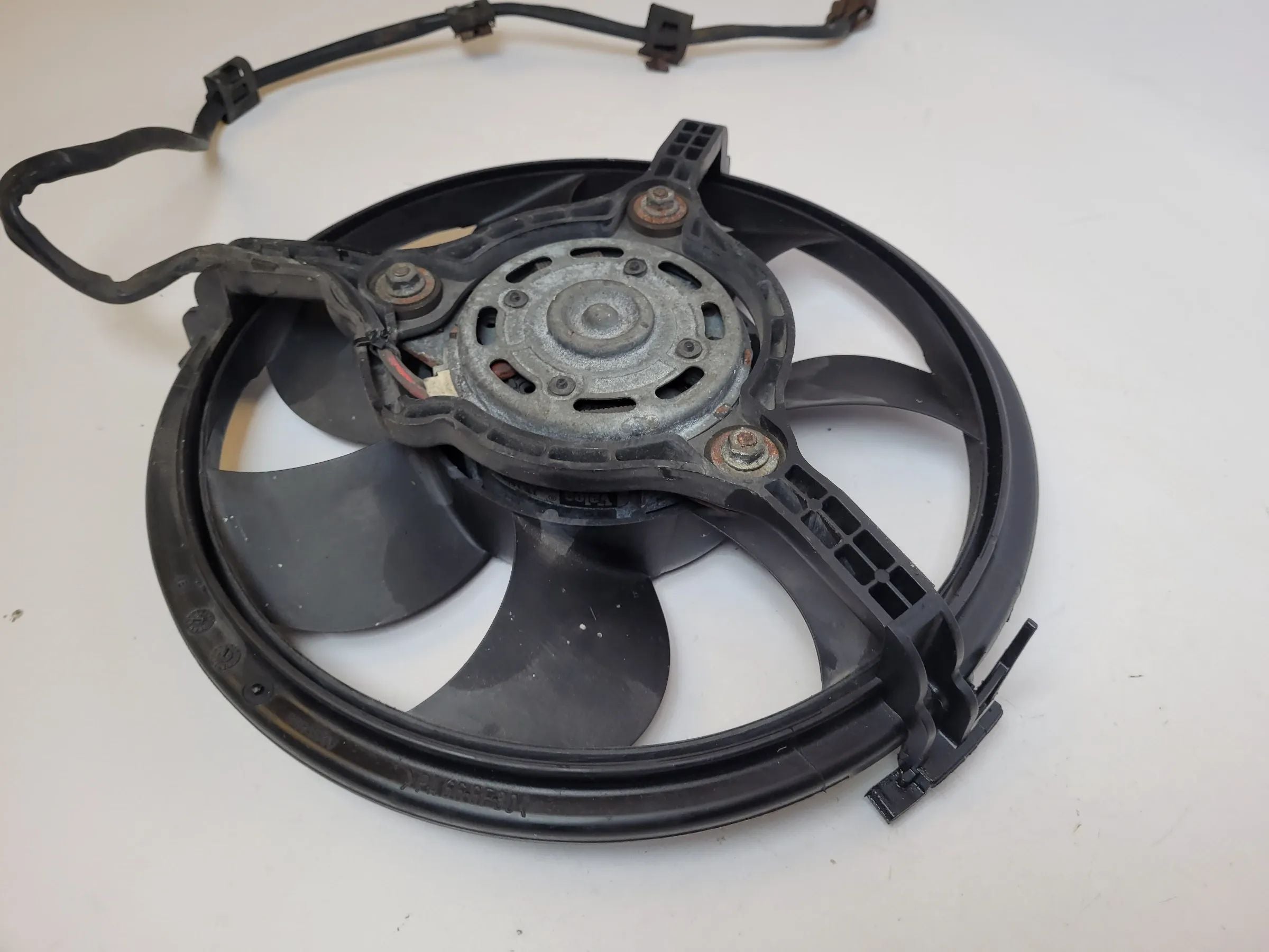 Original Audi A6 (4B2/4B4) Kühlerlüfter Motor Kühler Valeo 849354