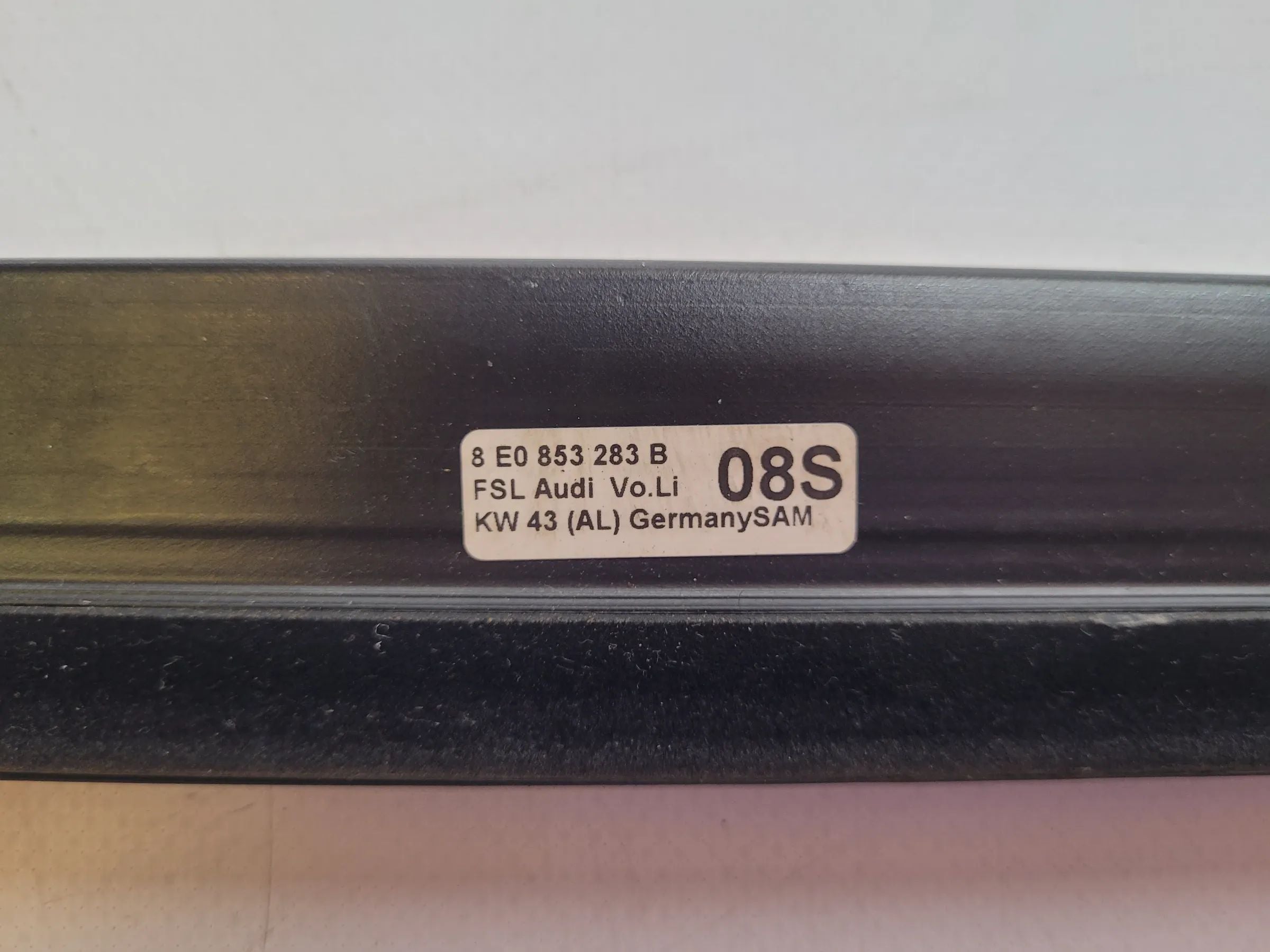 Original Audi A4 (8E/B6/B7) S-Line Dichtung Fensterleiste Links 8E0853283B