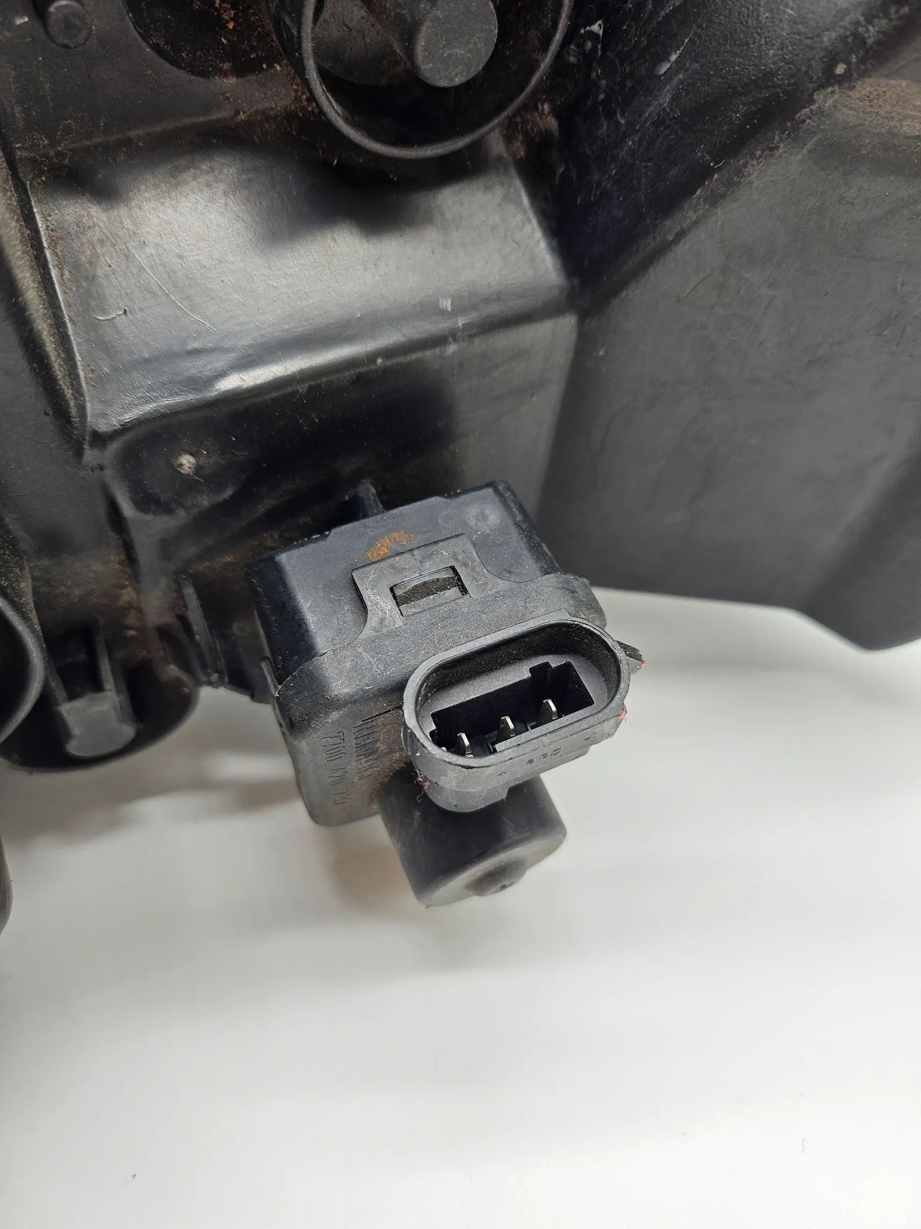 7701044518F SUPPORT DE PHARE GAUCHE / 88886 POUR NISSAN INTERSTAR X70 *