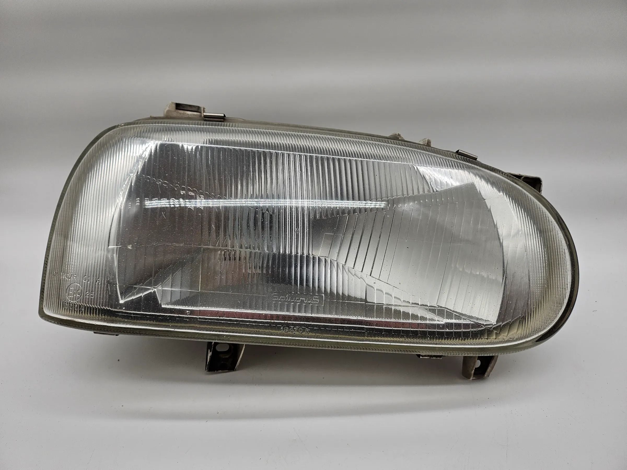 Oryginalny reflektor przedni prawy VW Golf 3 1H Saturnus 18474R