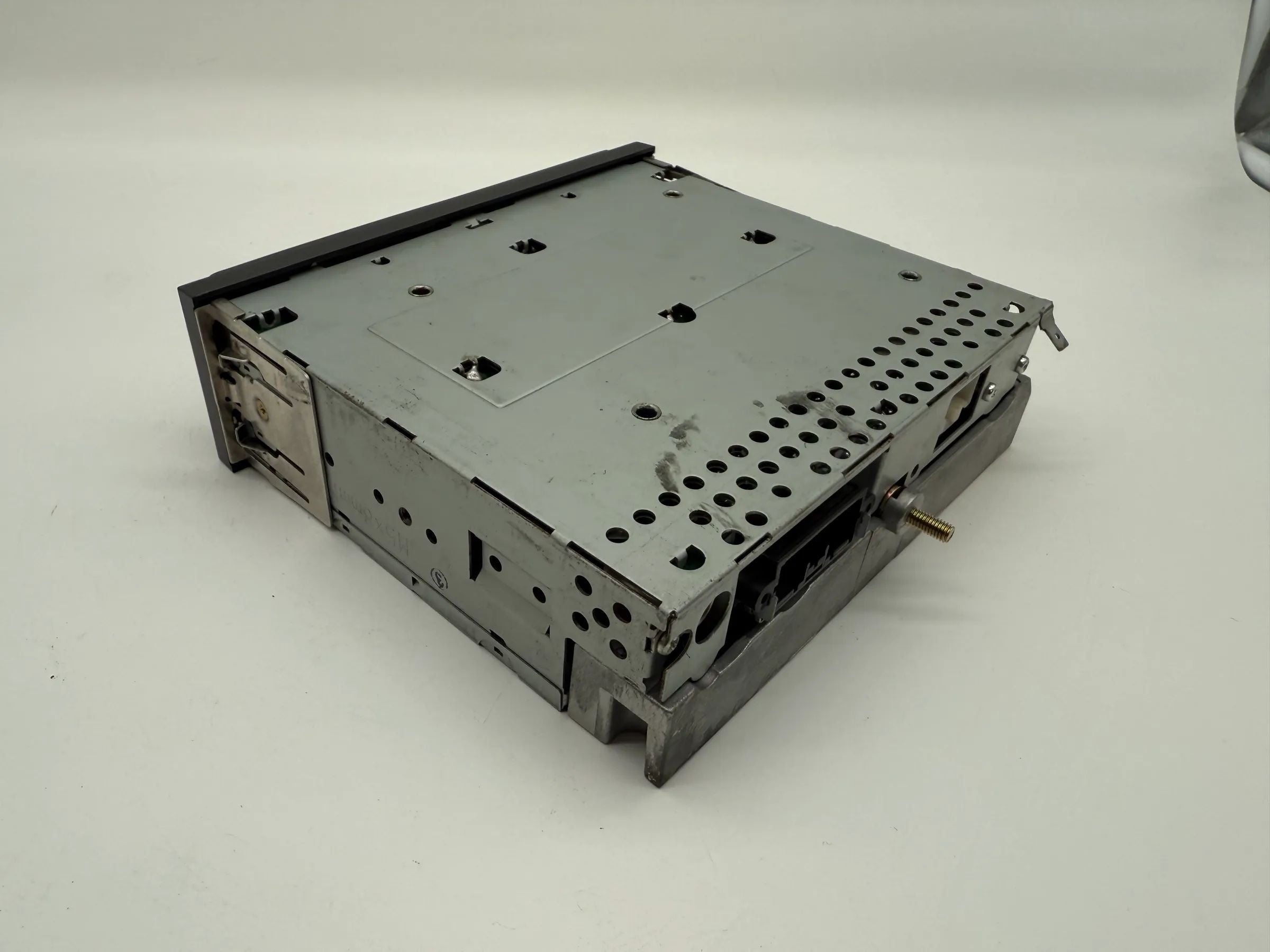 mz311990 Autoradio Kassettenradio Mitsubishi Carisma DE845455-56