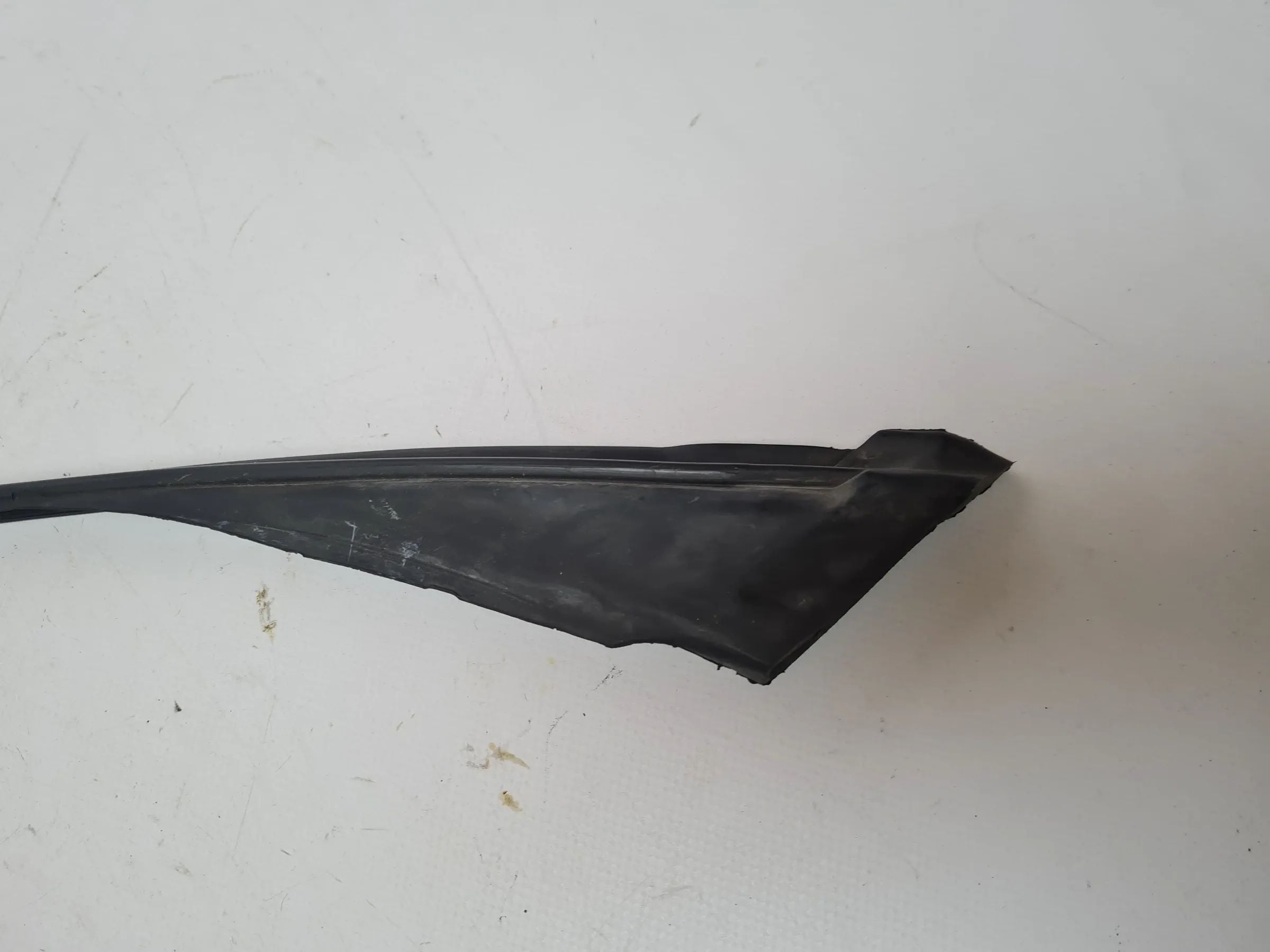 Original BMW 5 Series E39 Window Seal Door Left 51.21-8226861