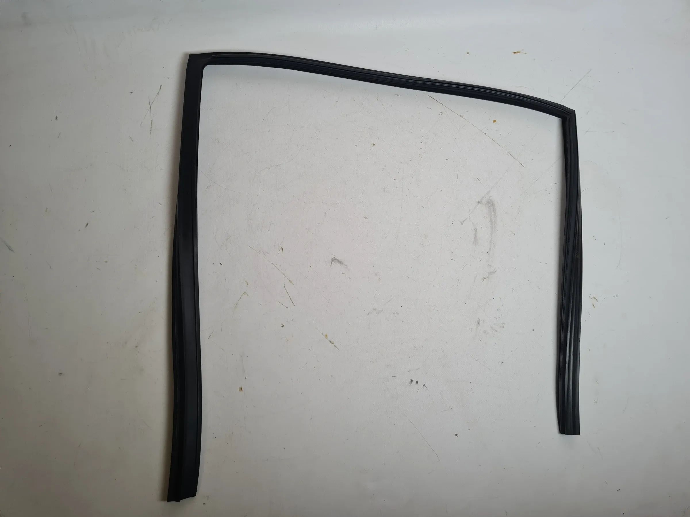 ซีลยางแนวหน้าต่างแท้ BMW 5er E39 ด้านขวาหลัง 8159818 / 34.6406
