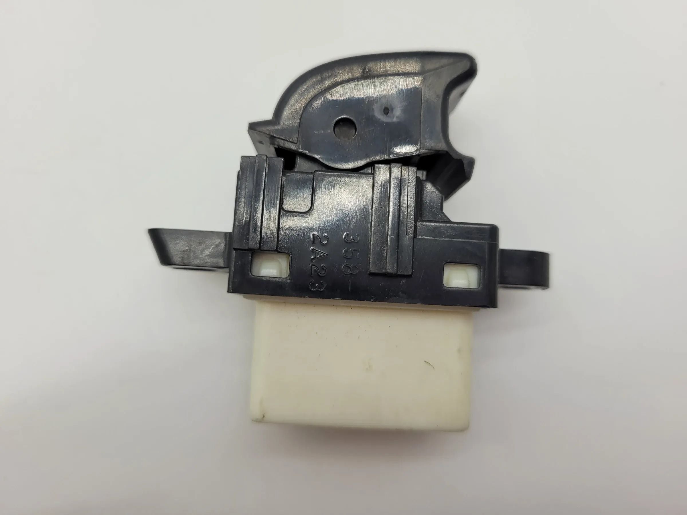 Original Mazda MPV II (LW) FensterheberSchalter Türgrifffschale L/R 358-2A23