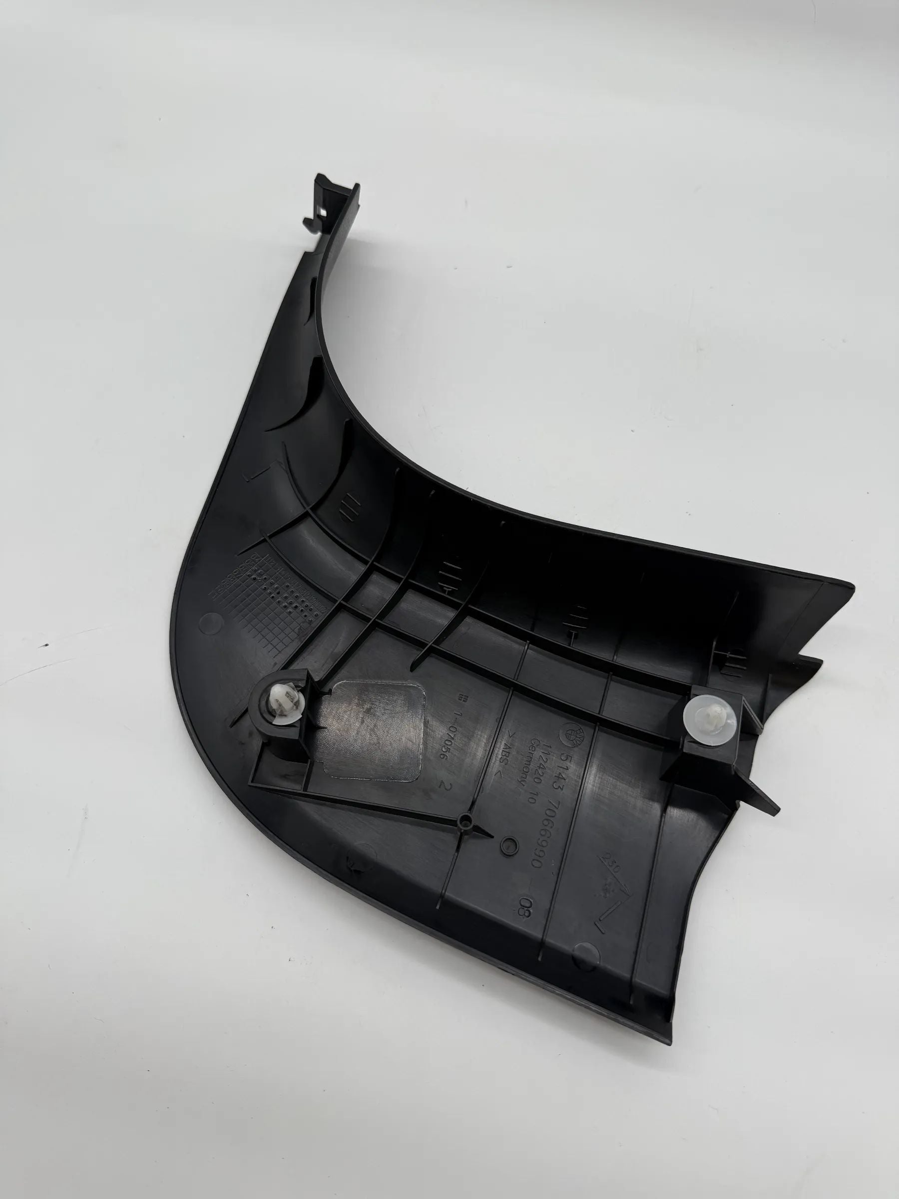 Обивка передней правой двери BMW Е90 Е91 Е92 7066990 Панель покрытия ножного пространства