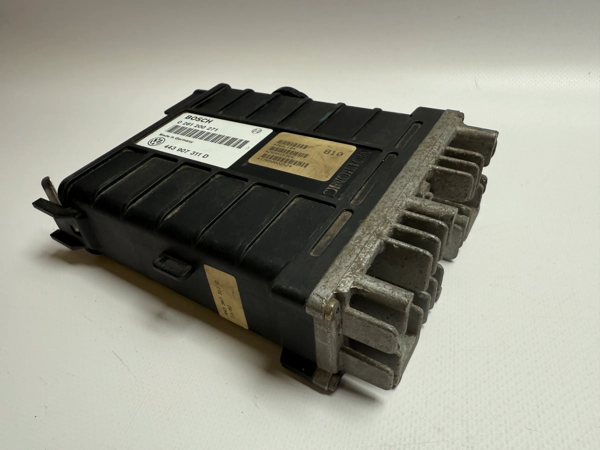 อะไหล่แท้ VW Passat 35i 1.8 กล่องควบคุมเครื่องยนต์ ECU 0261200271 / 443907311D