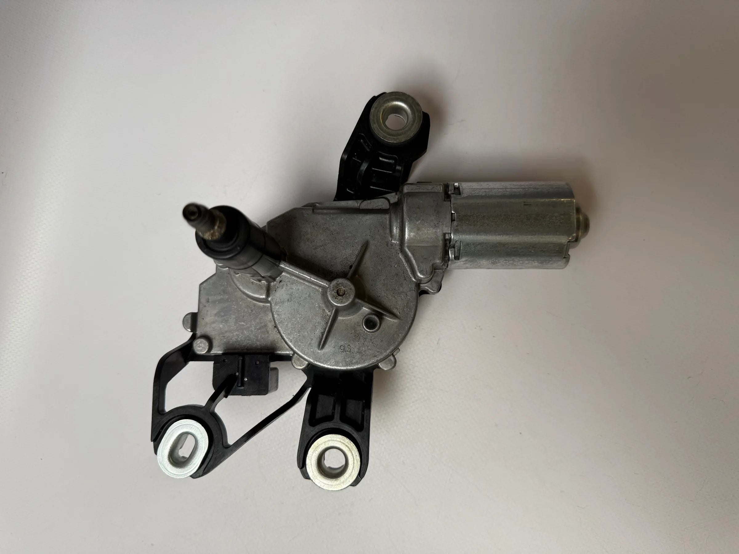 Motor original del limpiaparabrisas trasero VW Golf 5 V Bosch 1K6955711B / 0 390 201 800