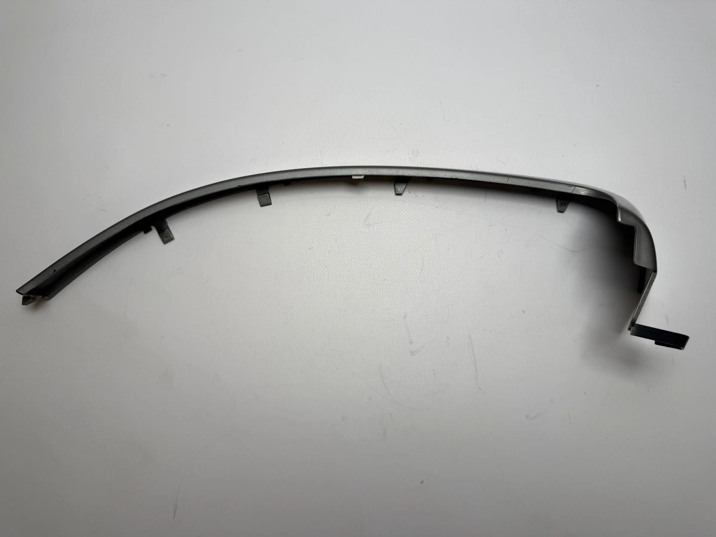 Оригинальная левая рамка крепления фар Опель Омега Б серебристая 90460437