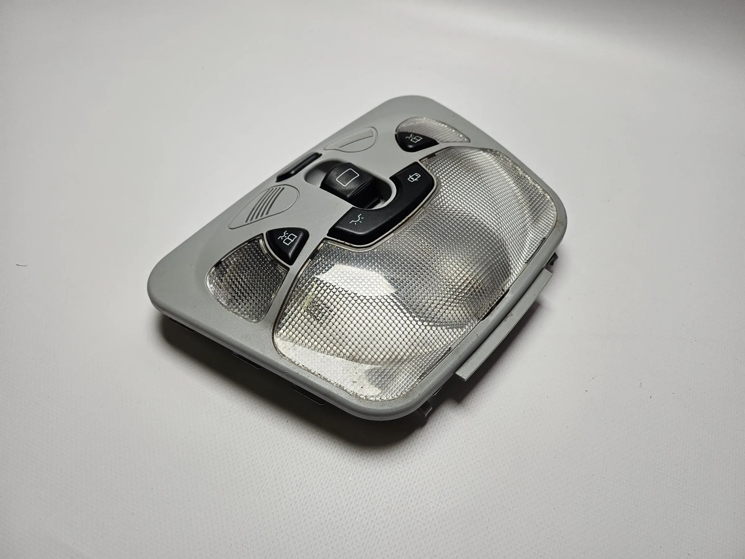 Oryginalna lampa wnętrza HELLA MERCEDES-BENZ C-KLASSE W203 lampa do czytania A2038203601