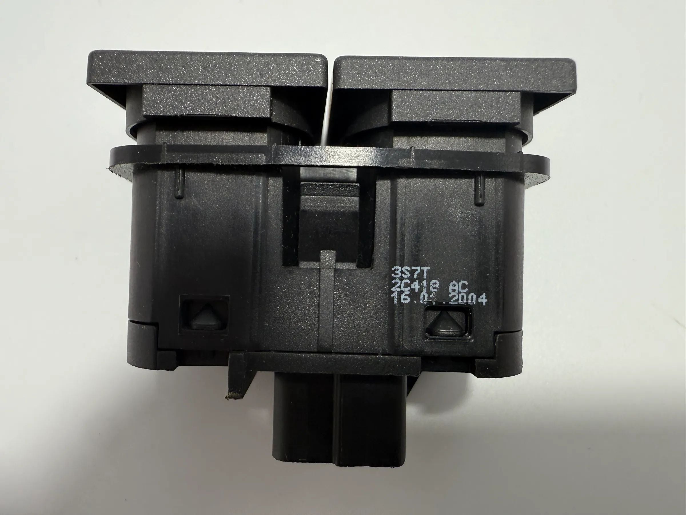 Oryginalny przełącznik bagażnika ESP Ford Mondeo III (BWY) TRW 3S7T2C418AC / D3L0A