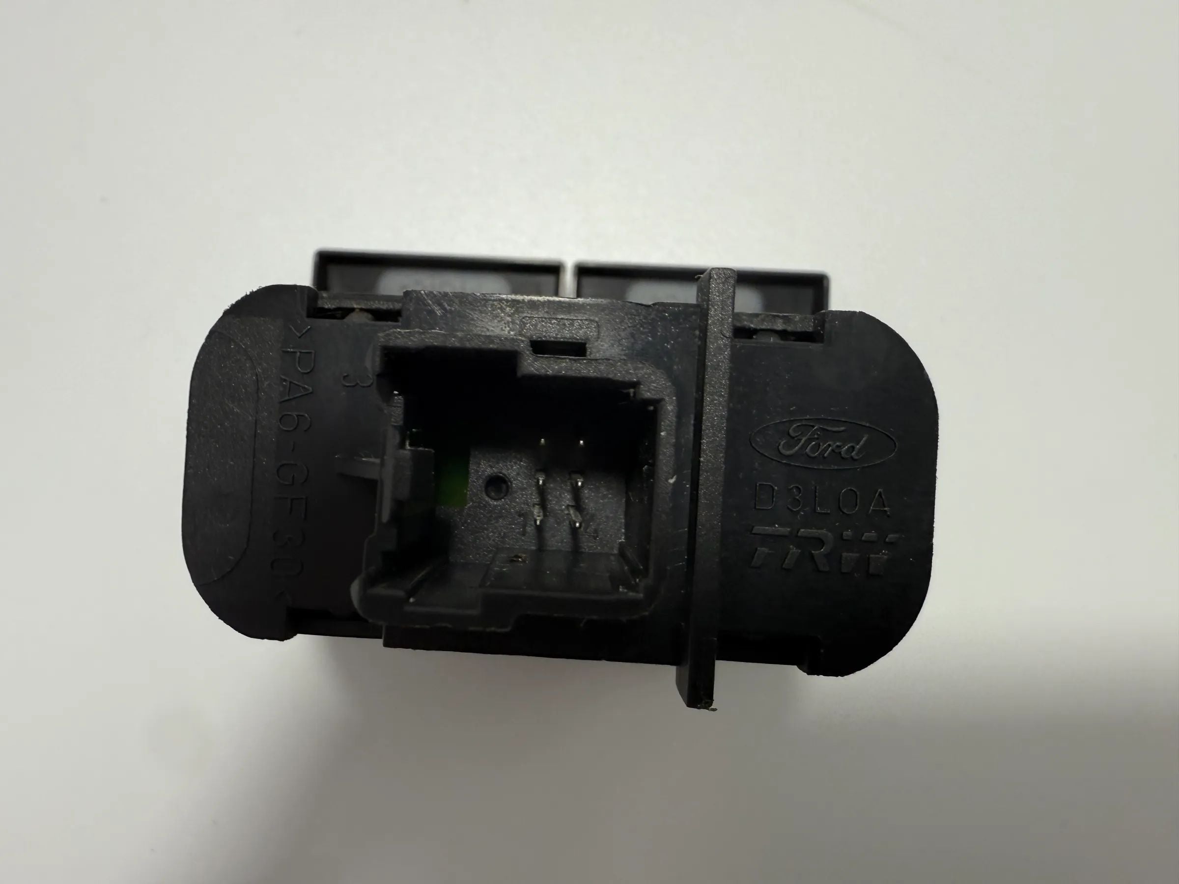 Oryginalny przełącznik bagażnika ESP Ford Mondeo III (BWY) TRW 3S7T2C418AC / D3L0A