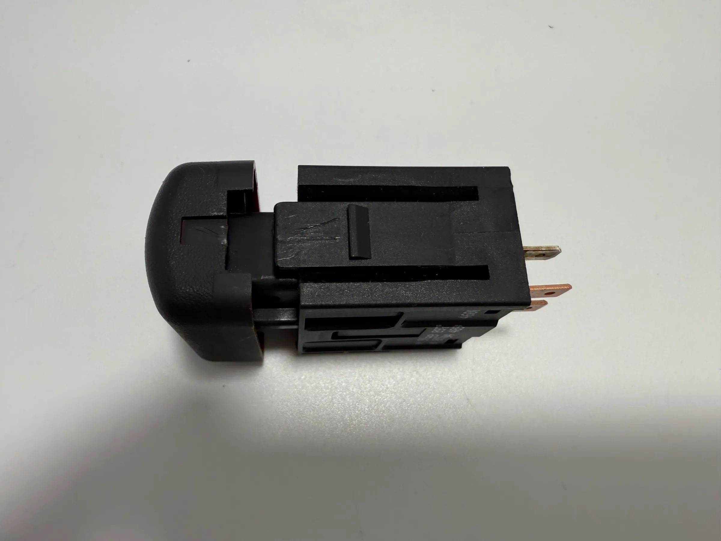 Oryginalny włącznik świateł awaryjnych Opel Zafira A / Astra G TRW 90589897 / 09104489