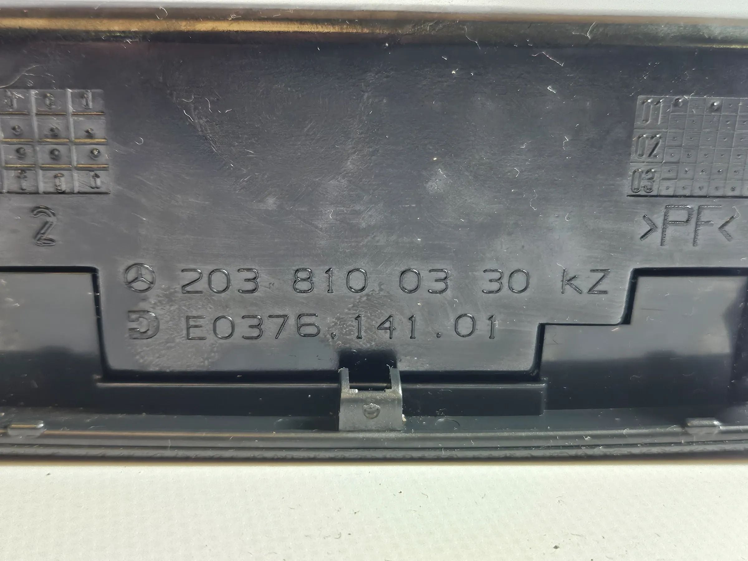 Mercedes C-Klasse / W203 / Limousine / Aschenbecher Ascher Hinten 2038100330