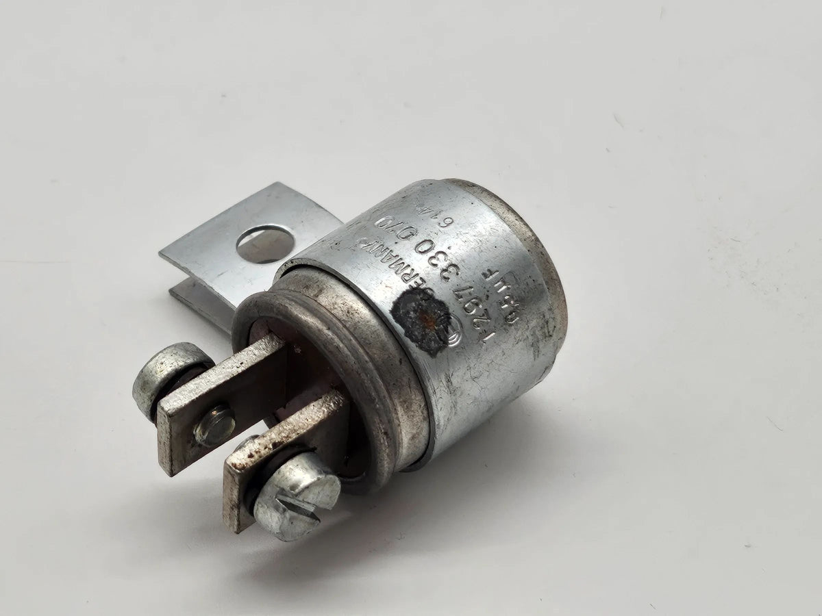 Condensateur Bosch 1 297 330 070 / Condensateur d'allumage avec connexion à vis 1297330070