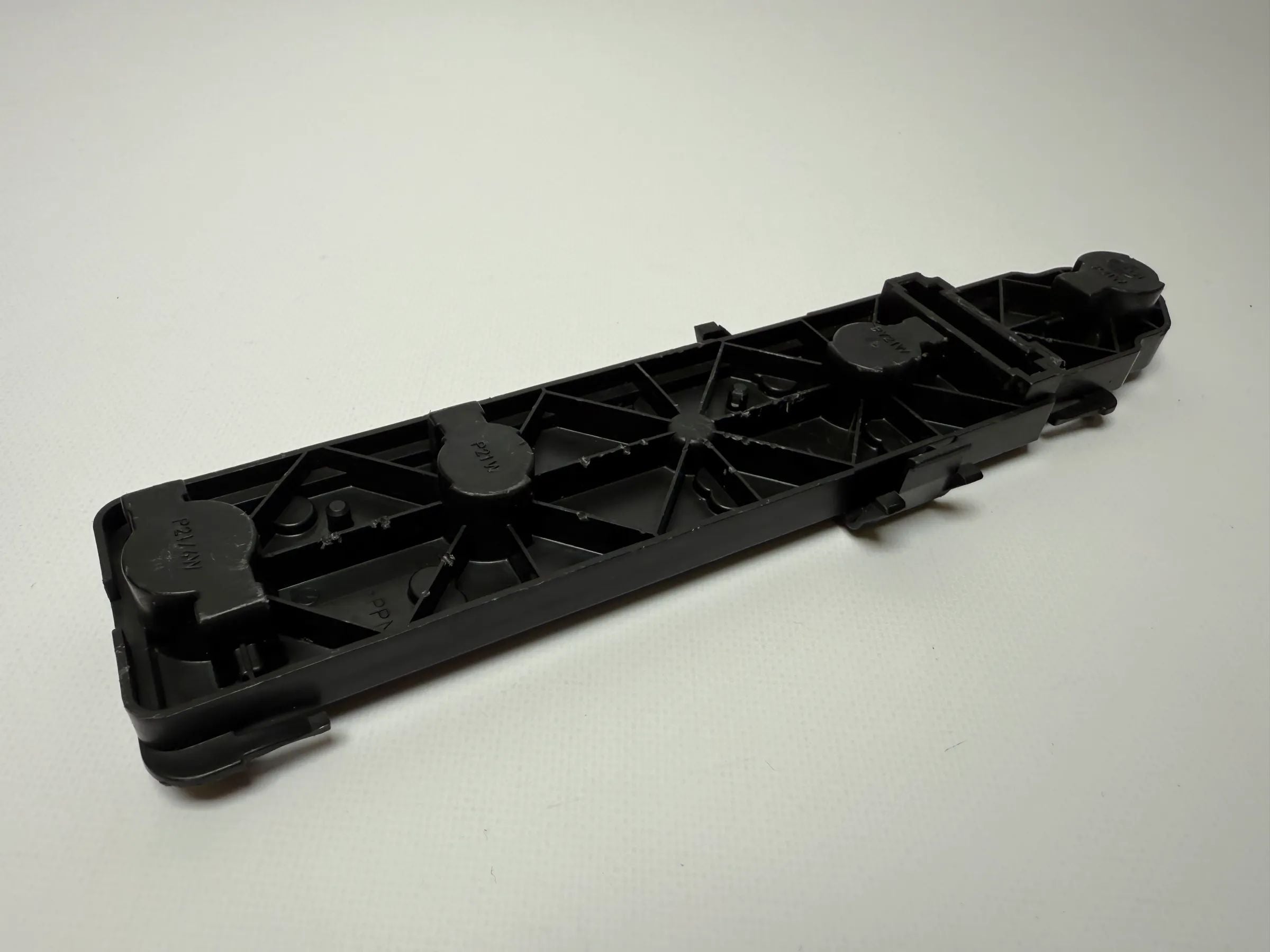 อะไหล่แท้ Mercedes-Benz C 220 T 153 559-00 ขายึดไฟท้าย ซ้าย/ขวา