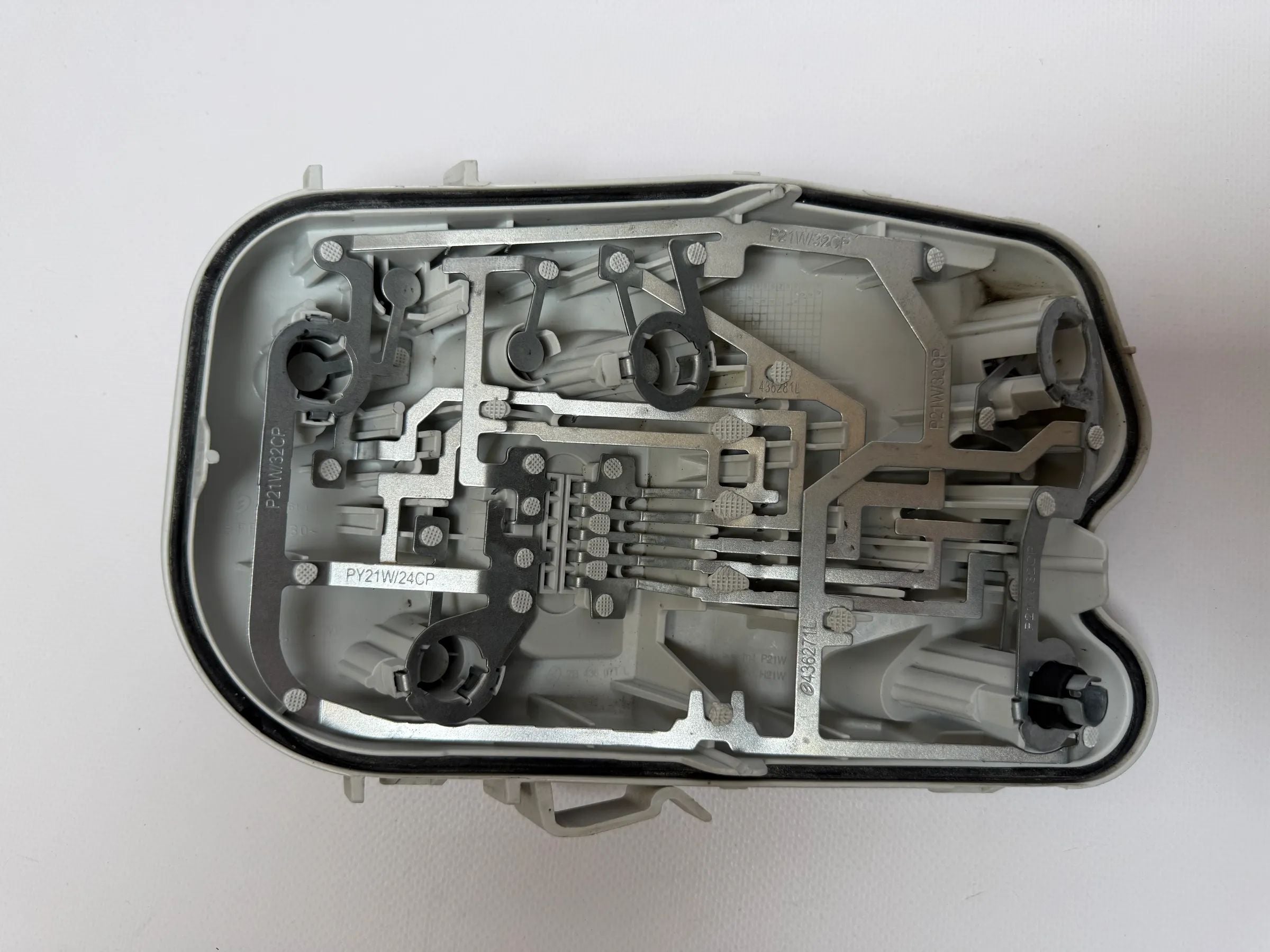Oryginalny uchwyt lampy tylnej Audi A6 (4F2/C6) 436271L