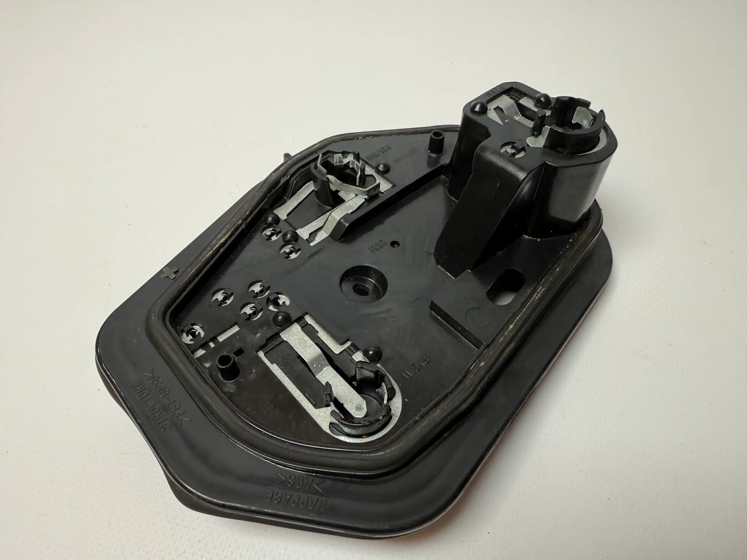 Oryginalny uchwyt lampy tylnej prawy Peugeot 206 CC 2531