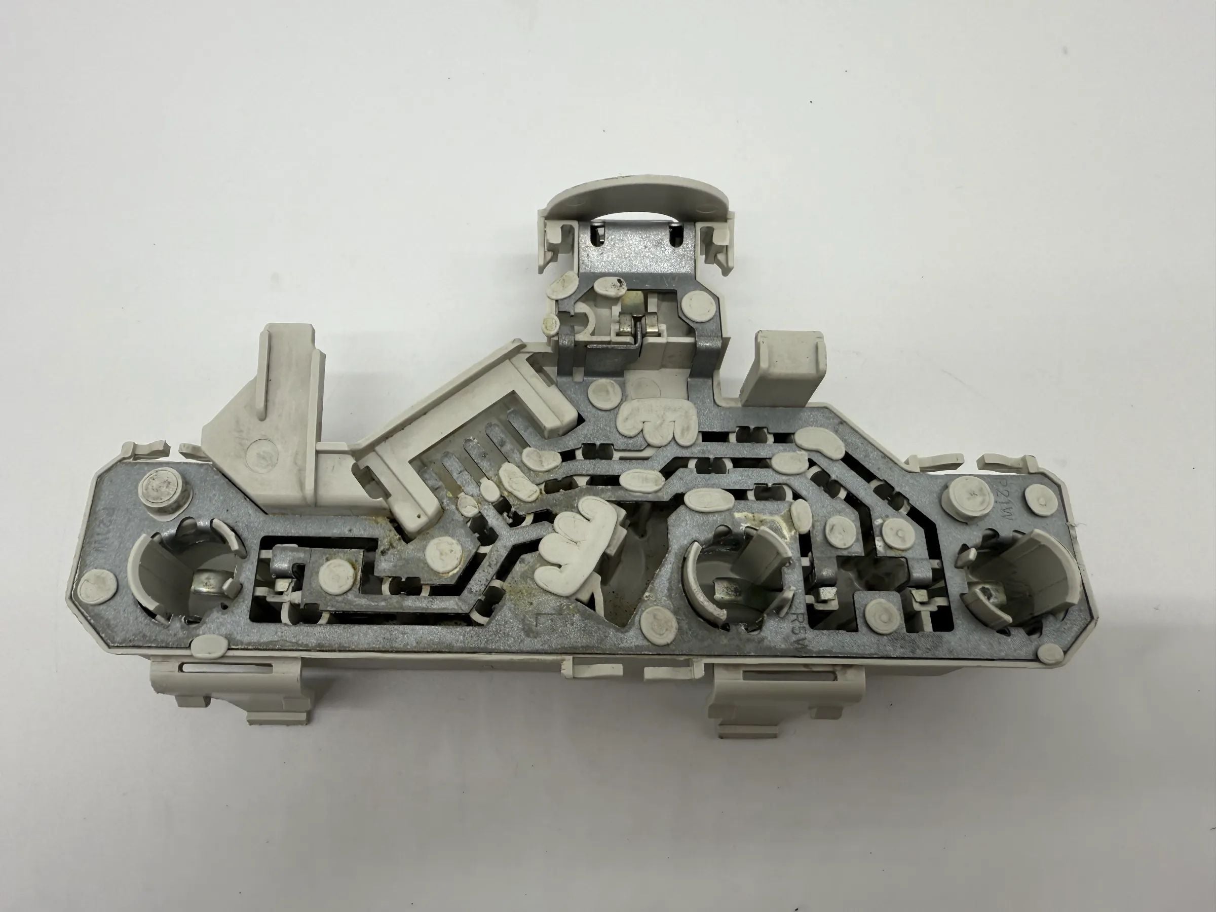 Oryginalny mocowanie lampy tylnej Volkswagen Polo (6N) lewy Hella 6N0945257A / 962565