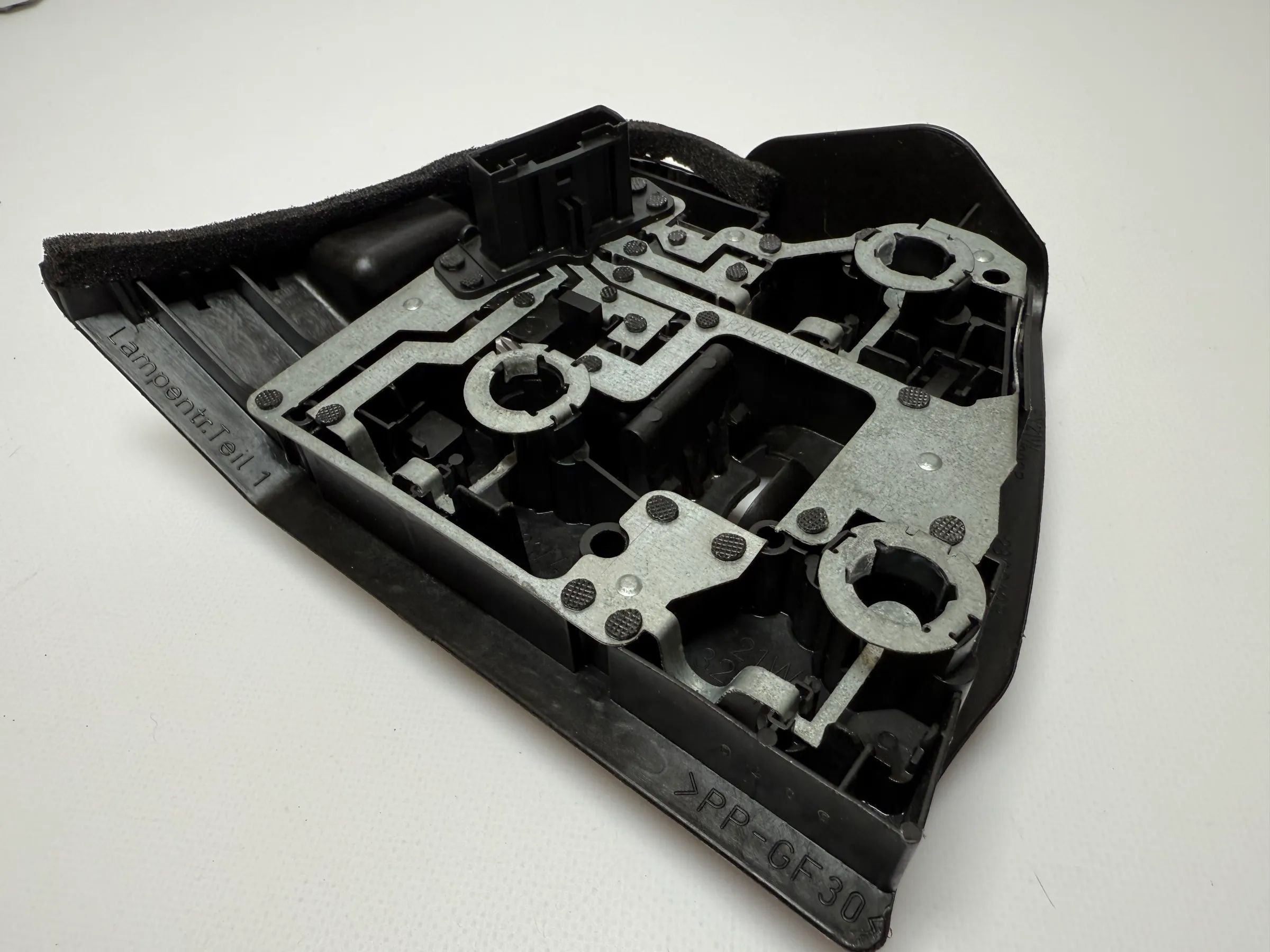 Original BMW 3er (E46) Lampenträger Heckleuchte  230042R / 63.21-8 383 100