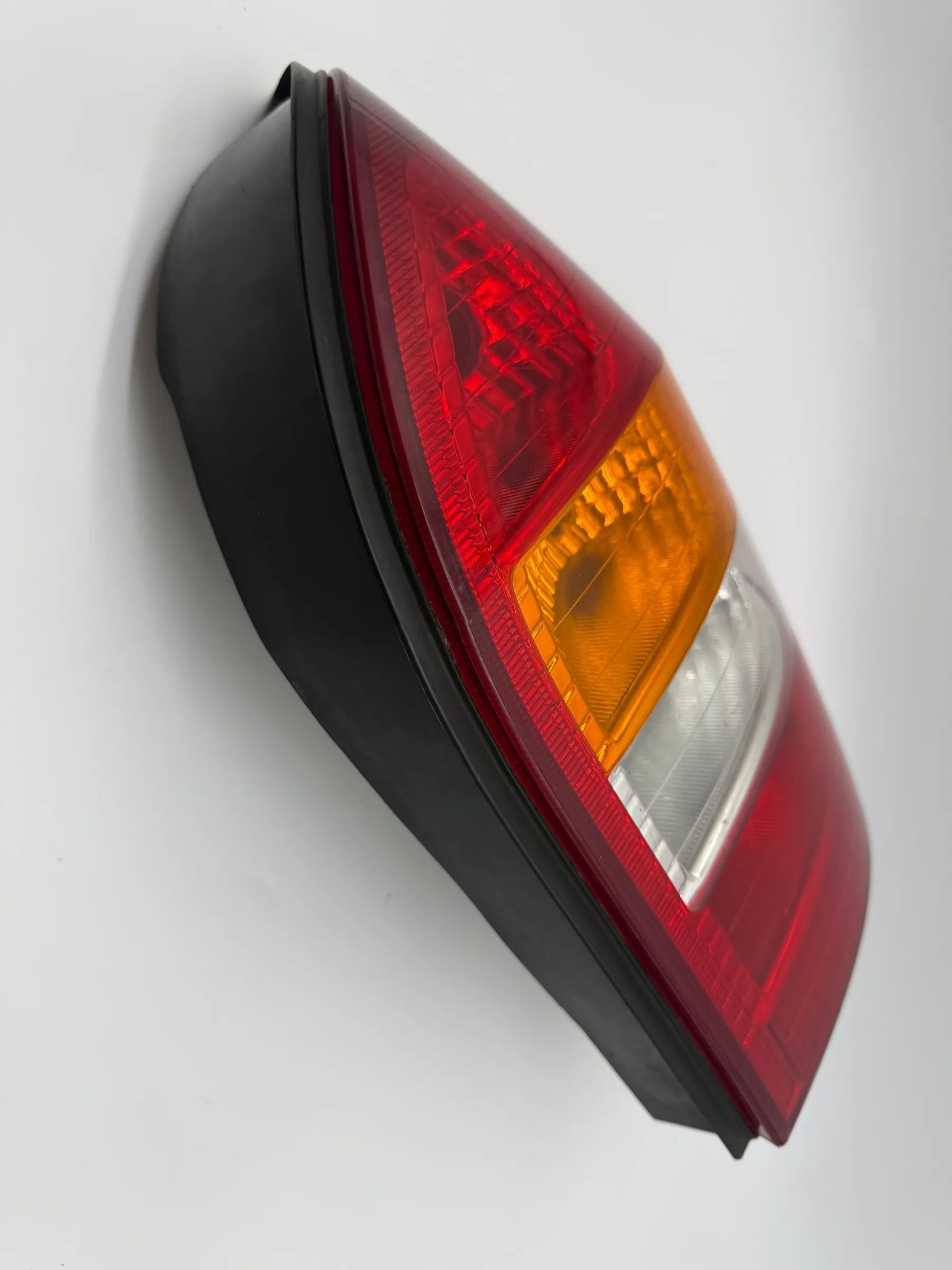 Оригинальный задний правый фонарь Opel Зафира А 2002 Yorka 62281