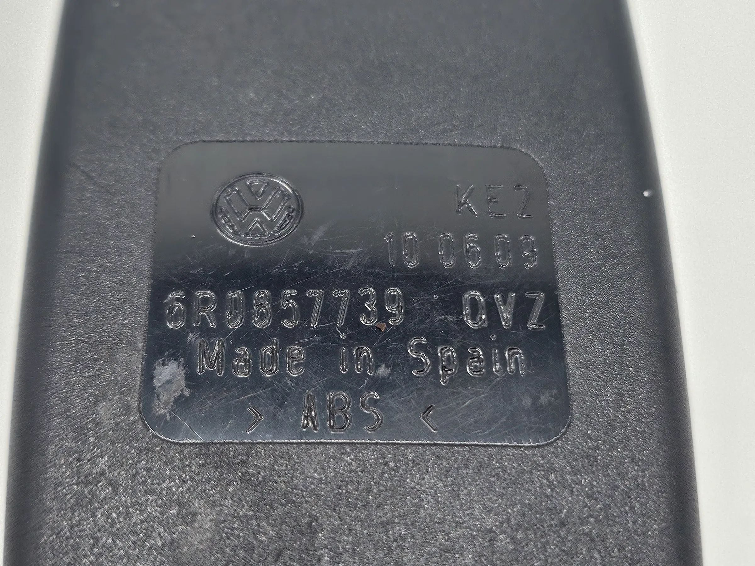 อะไหล่แท้ Seat Ibiza ST IV 6J ตัวล็อกสายเข็มขัดนิรภัยหลัง 6R0857739 QVZ