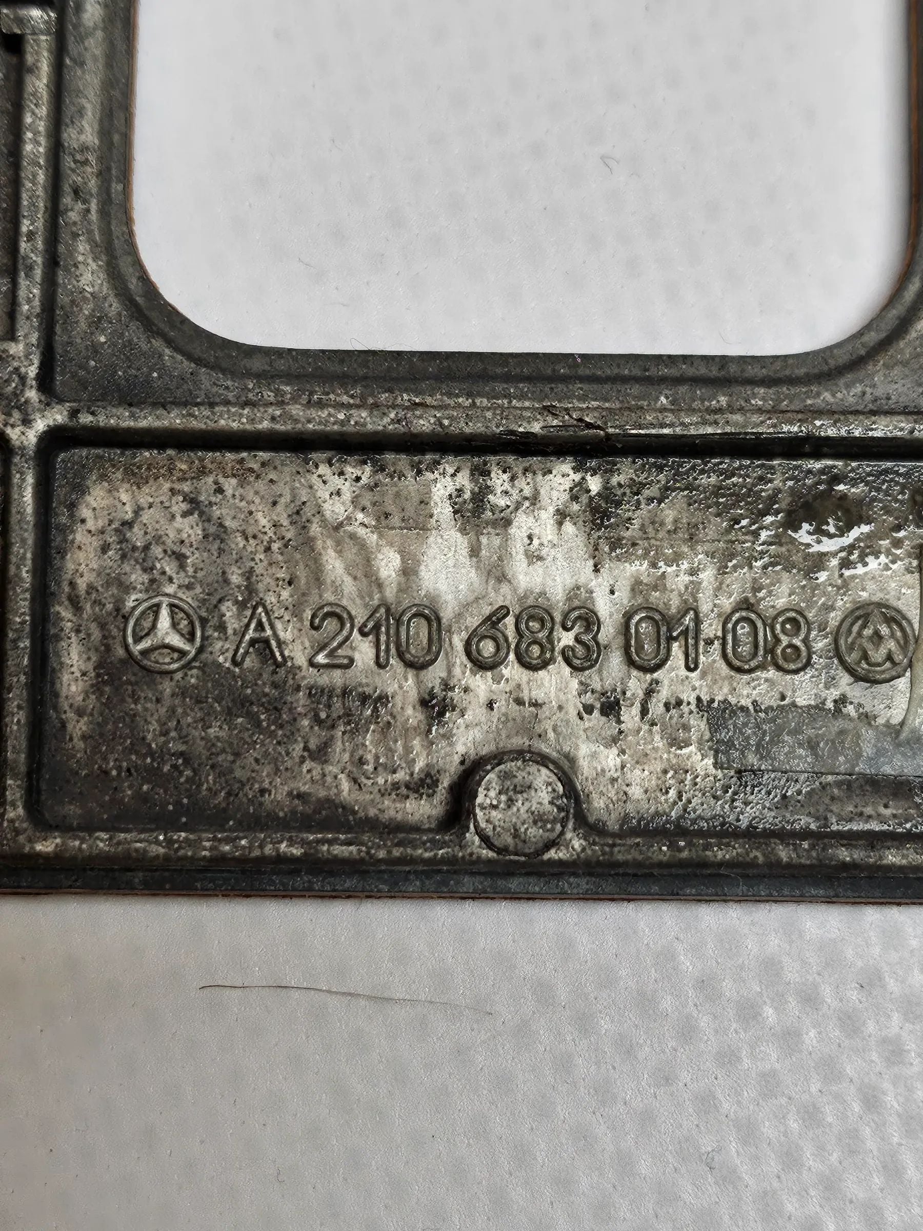 Oryginalna osłona konsoli środkowej Mercedes W210 A2106830108 z dekoracją z drewna burzowego