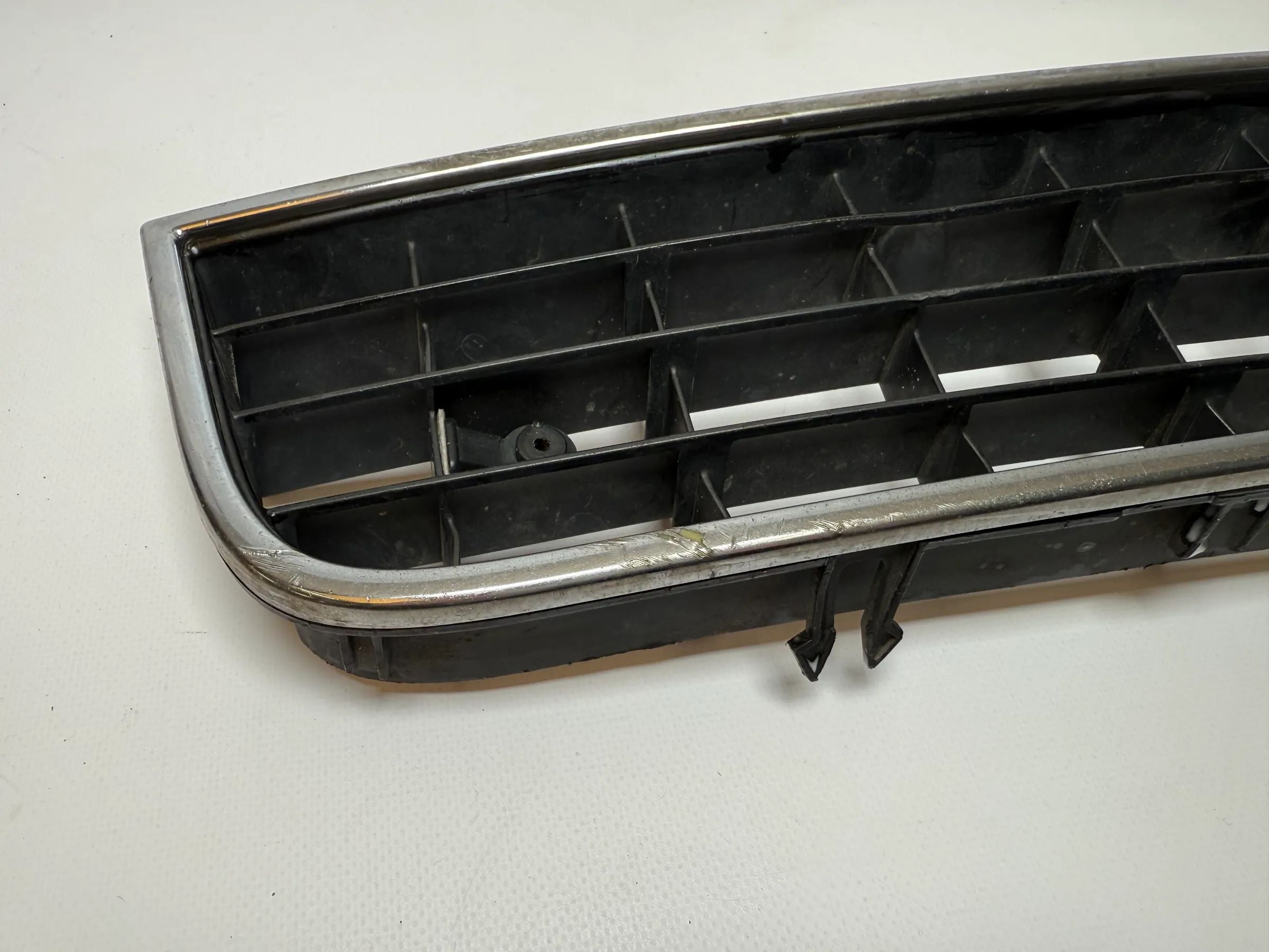 Oryginalna ATRAPA CHŁODNICY AUDI A6 4B Grill Przedni Środkowy 4B0807683L