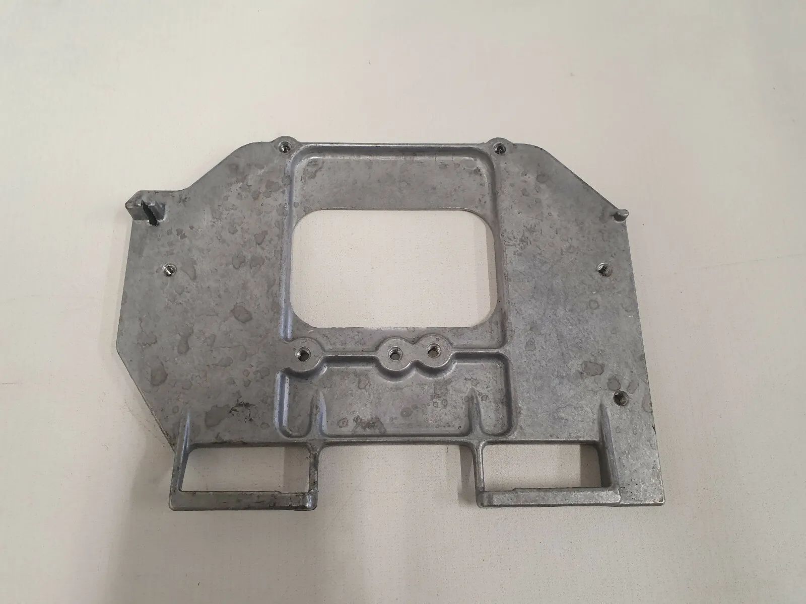 อะไหล่แท้ ขายึดกล่องควบคุมเครื่องยนต์ หมายเลข A2105400373 Mercedes W210