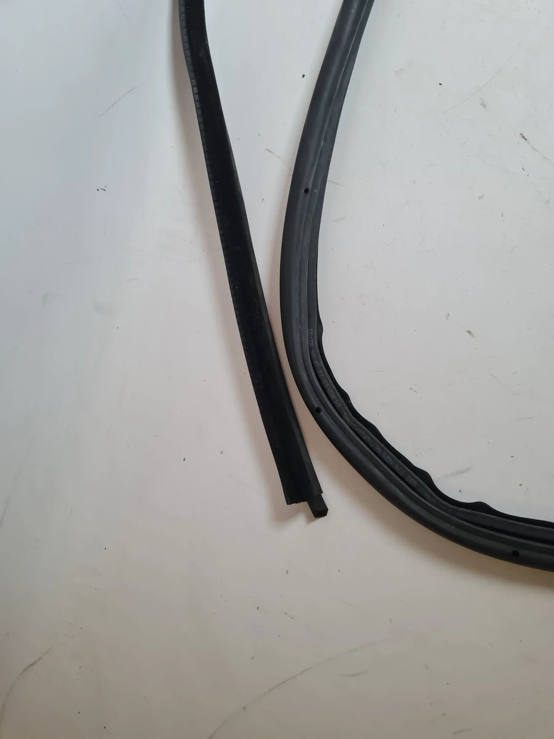 Original BMW 5 Series (E60/E61) Window Seal Door Front Right 7033774