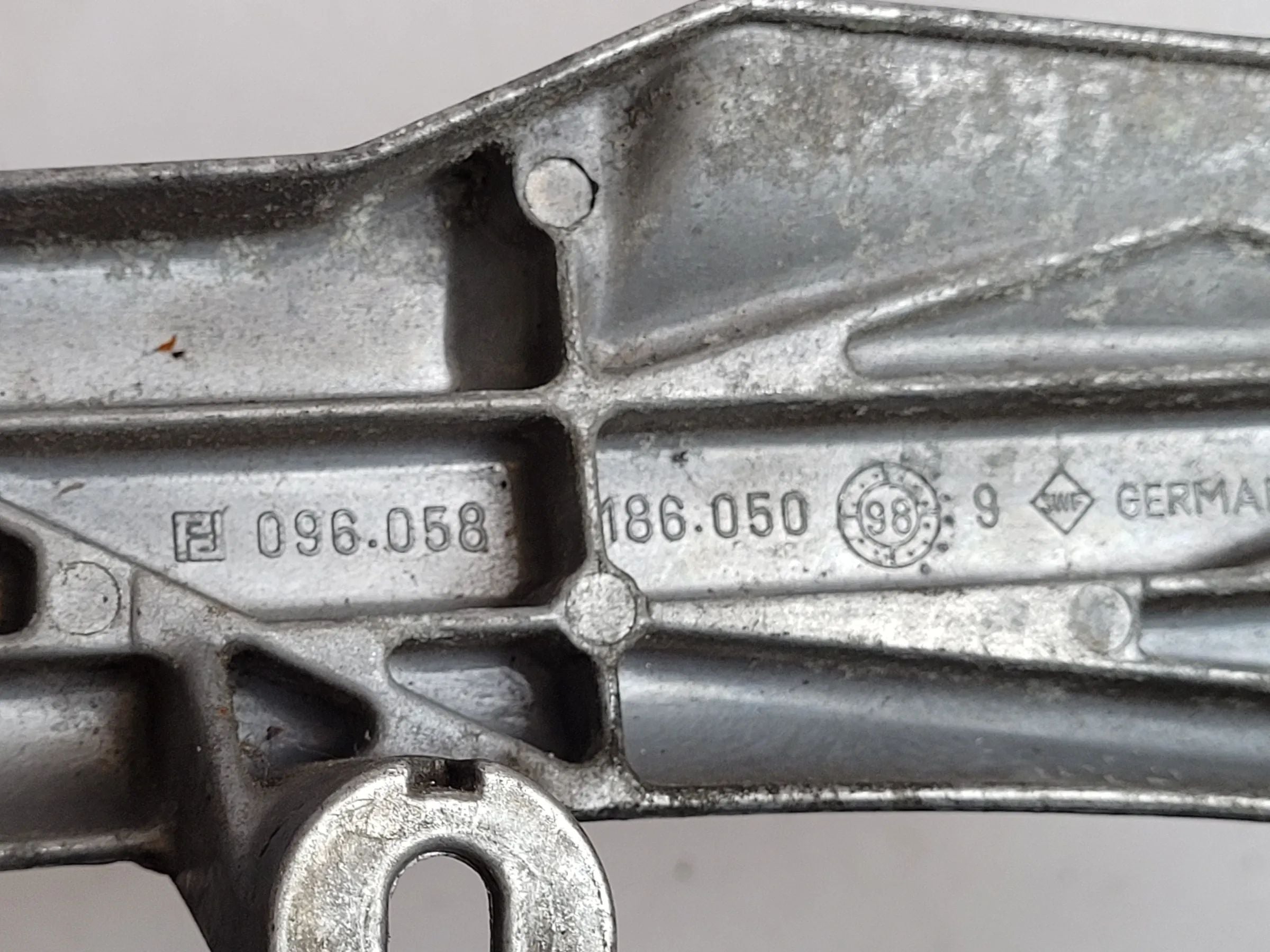 Original Mercedes-Benz C-Klasse Wischergestänge Wischermotor Vorne A2028202108