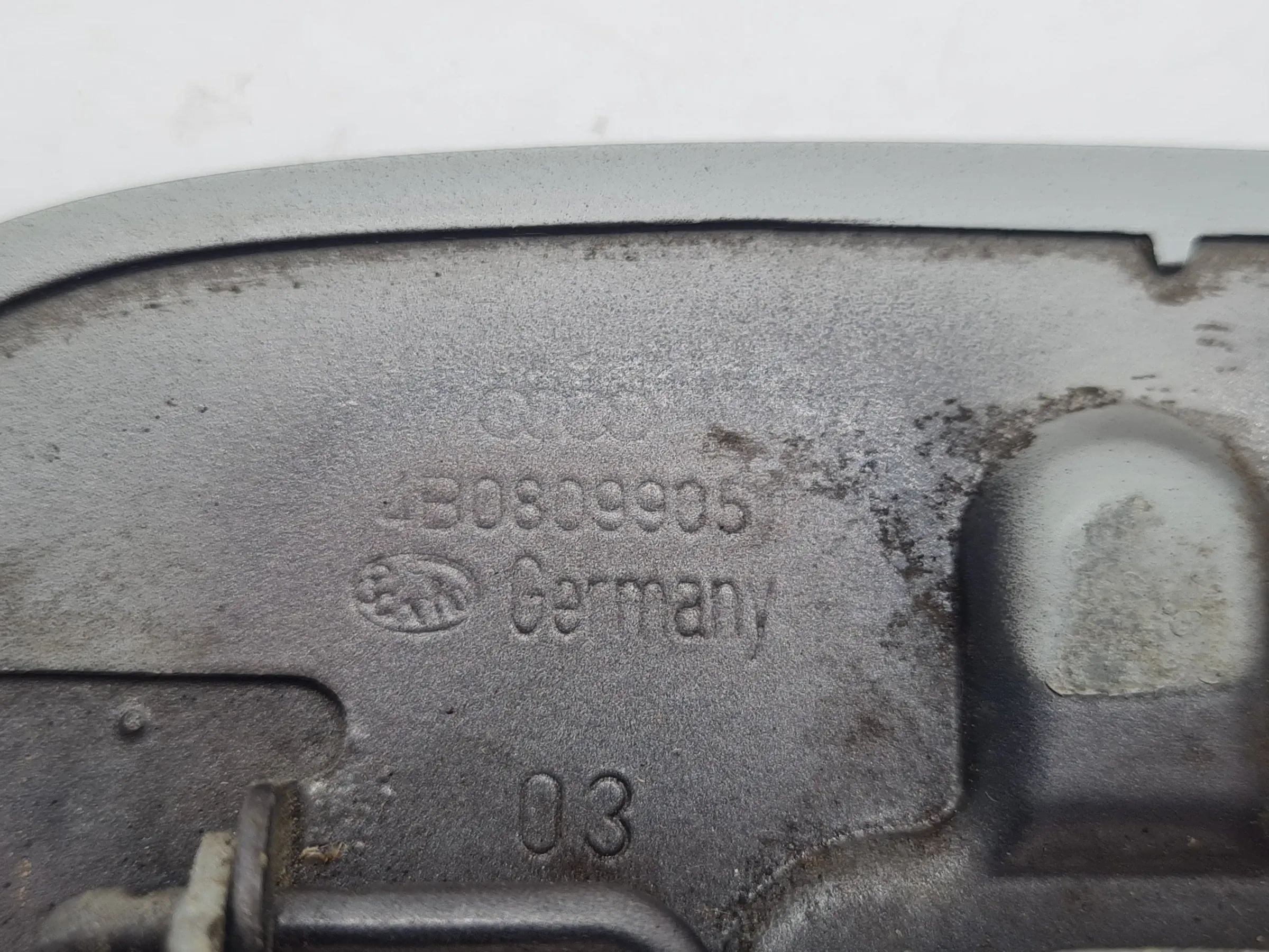 Original Audi A6 (4B2/4B4) Tankdeckel Tankklappe LZ1T Cashmeregrau 4B0809905