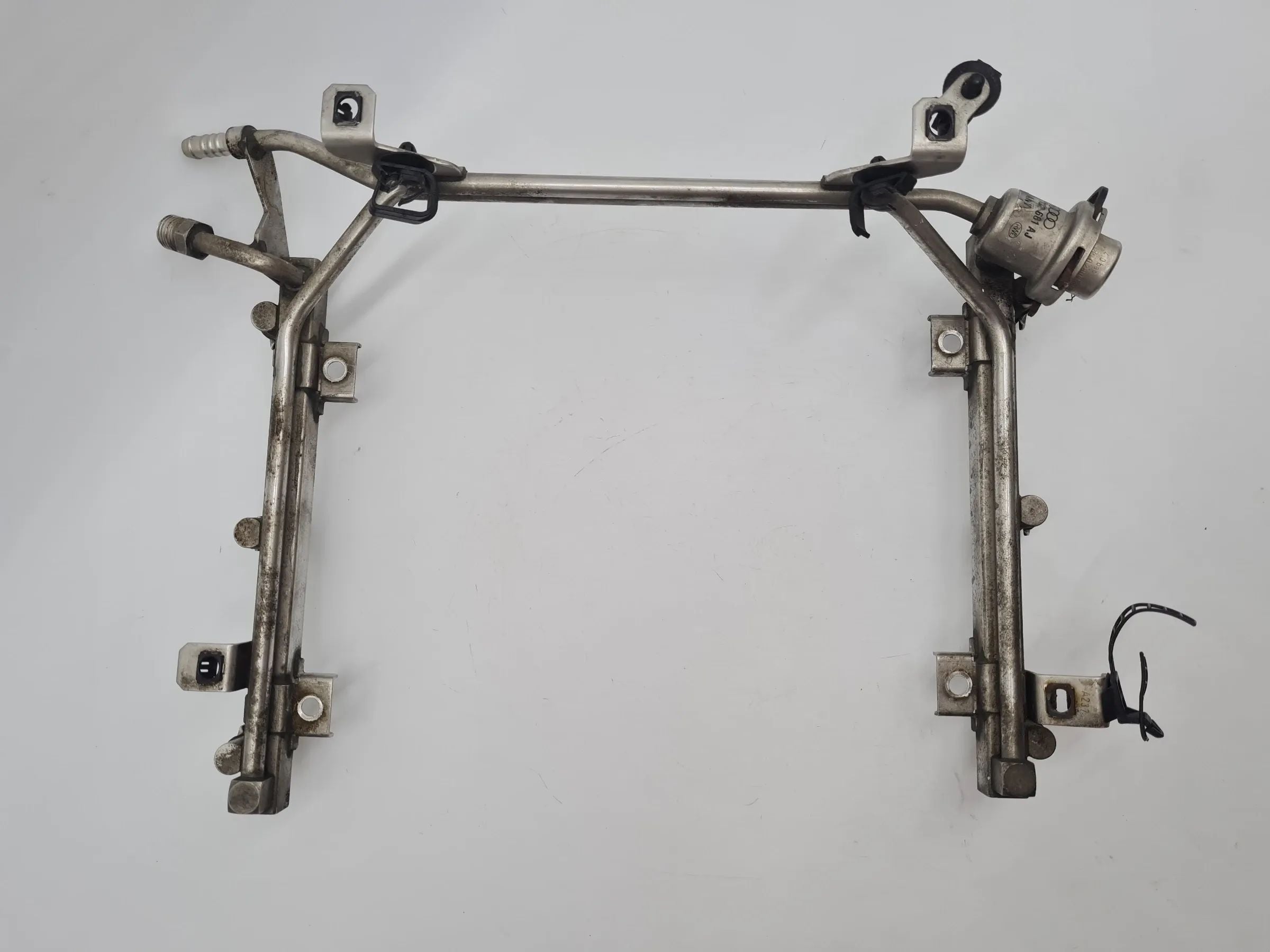 Original Audi A6 (4B2/4B4) 2.4 V6 121KW AGA Einspritzleiste 078133681AJ