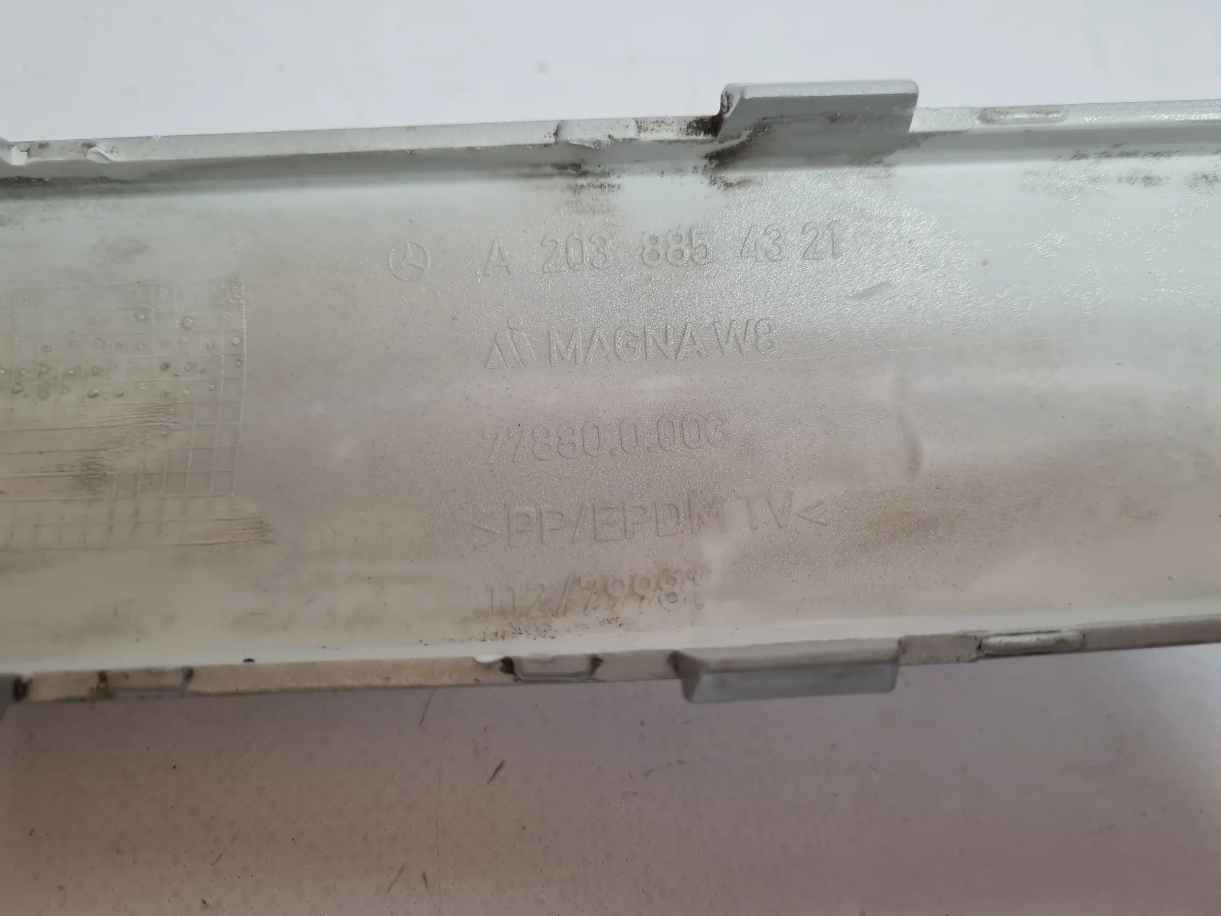 Original Mercedes-Benz C-Klasse (W203) Zierleiste Stoßstange Links A2038854321