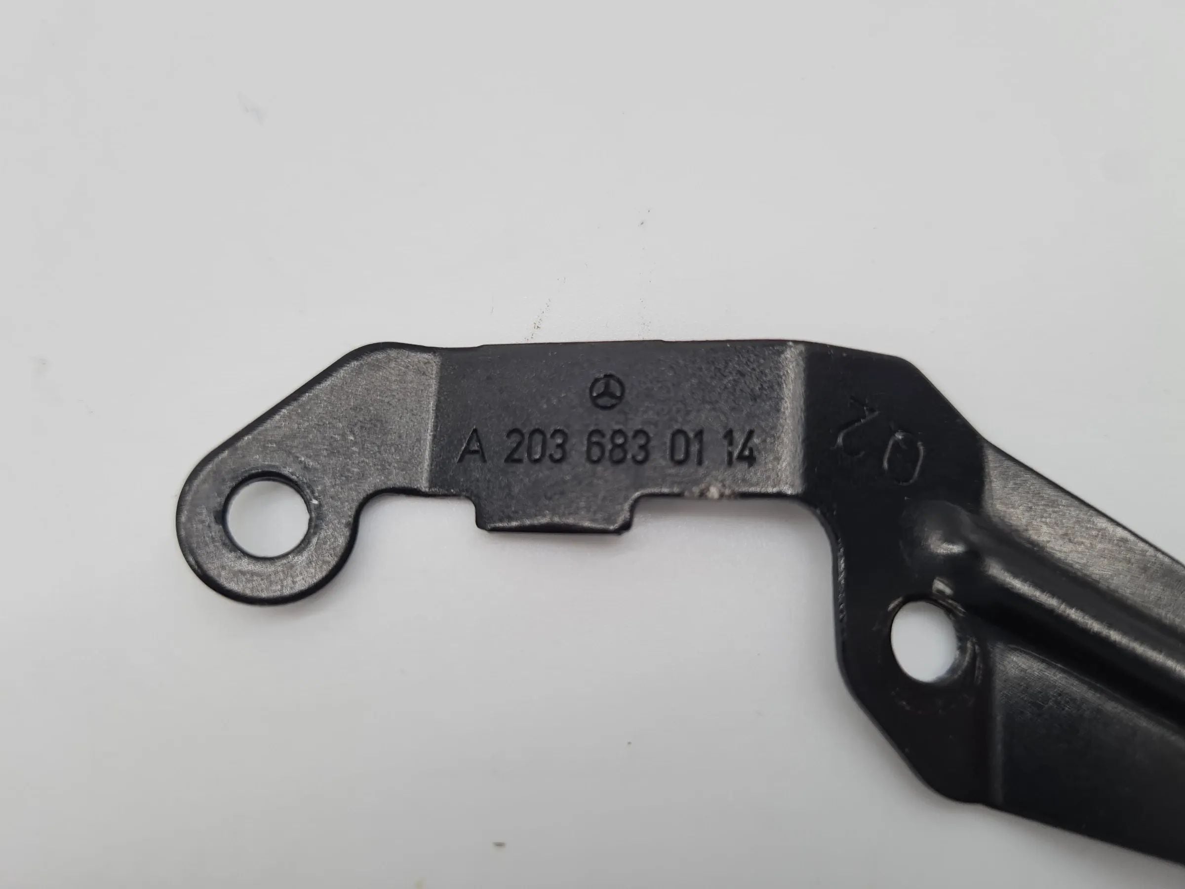 Original Mercedes C-Klasse (W203) Halterung Mittelkonsole Rechts A2036830214