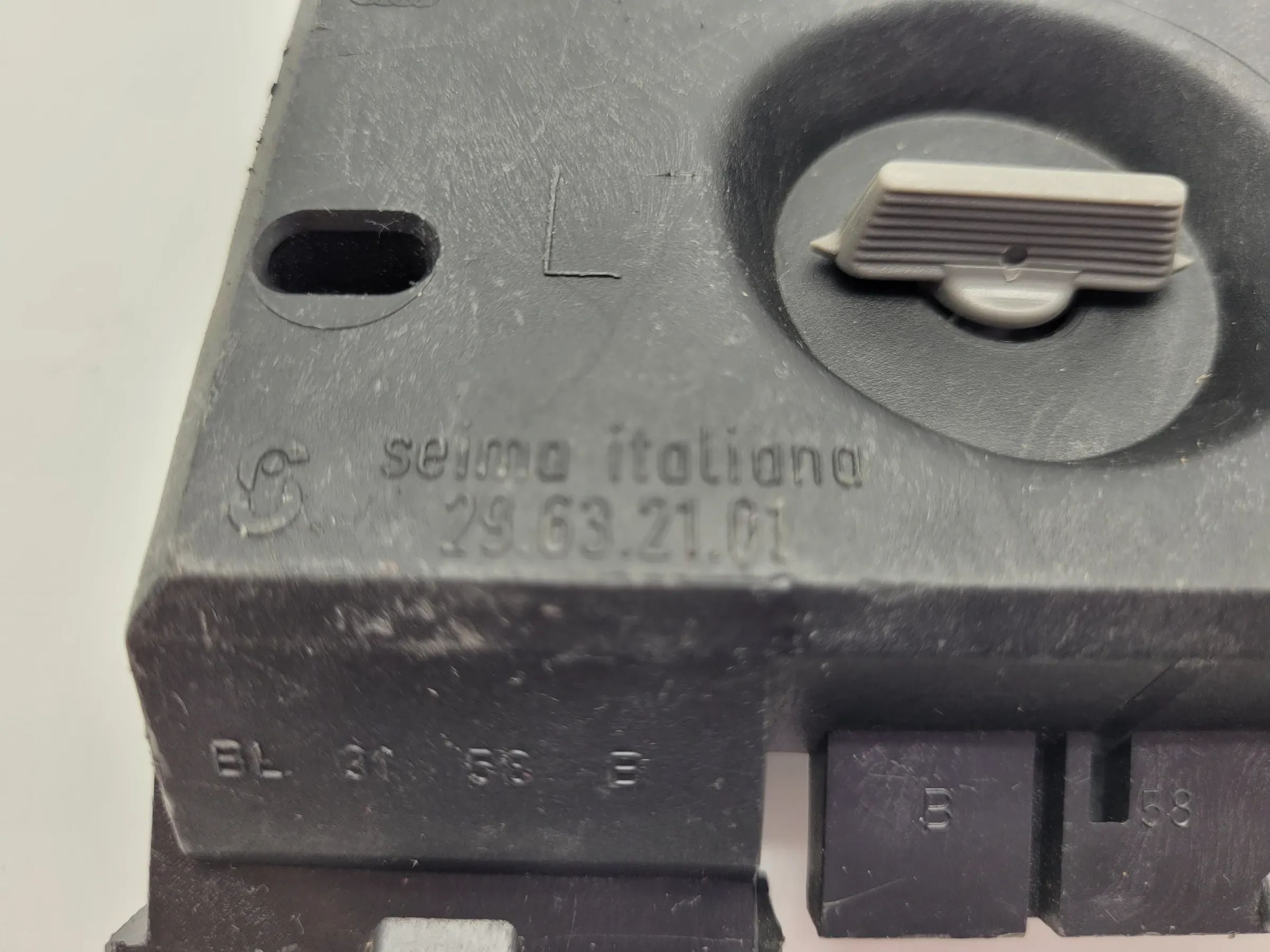 Original Audi A80 Rückleuchte / Rücklicht Lampenträger Links 29.63.21.01