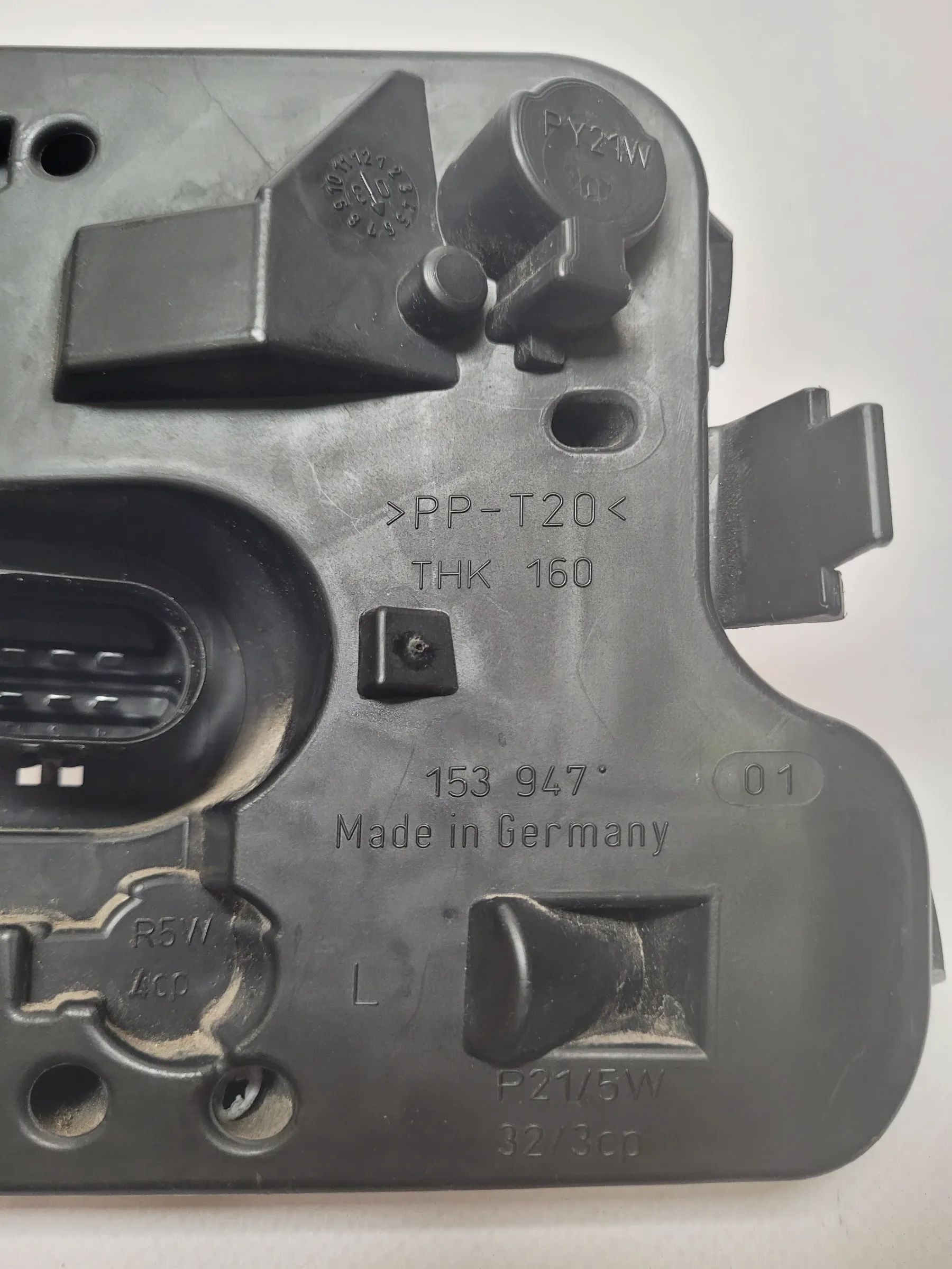 Original Audi A4 (8E2) Lampenträger Links 153947