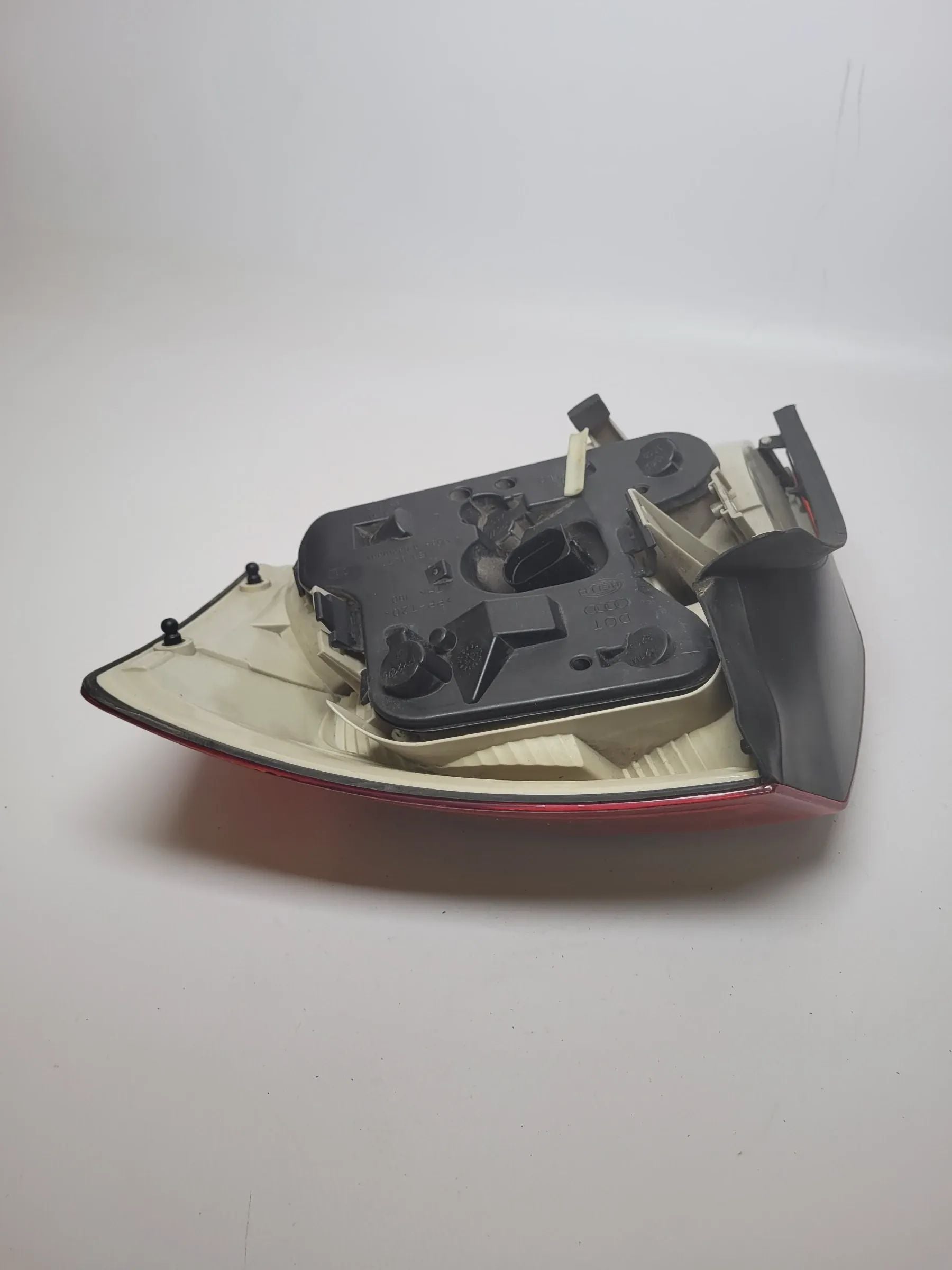 Original Audi A4 (8E2) Rück- & Bremsleuchte Links 153947