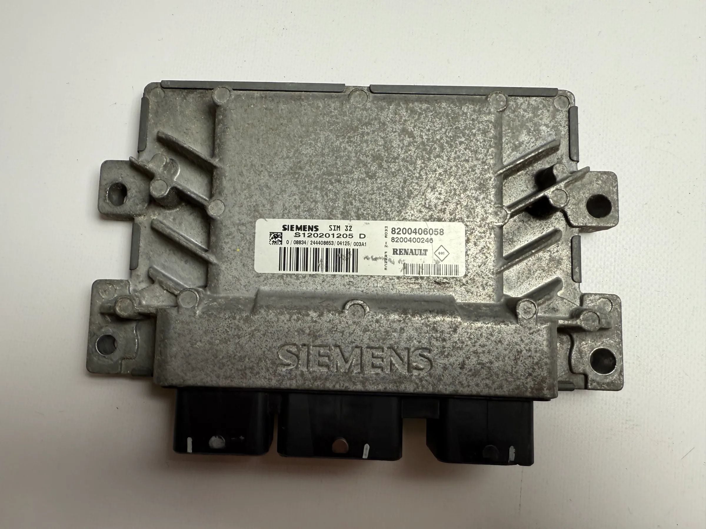 Оригинальный блок управления двигателем Renault Clio II ECU S120201205D / 8200406058 SIM32