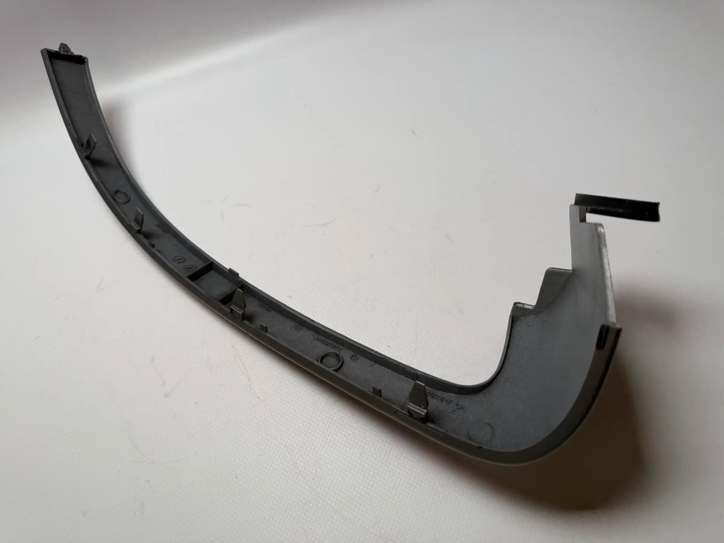 Оригинальная левая рамка крепления фар Опель Омега Б серебристая 90460437