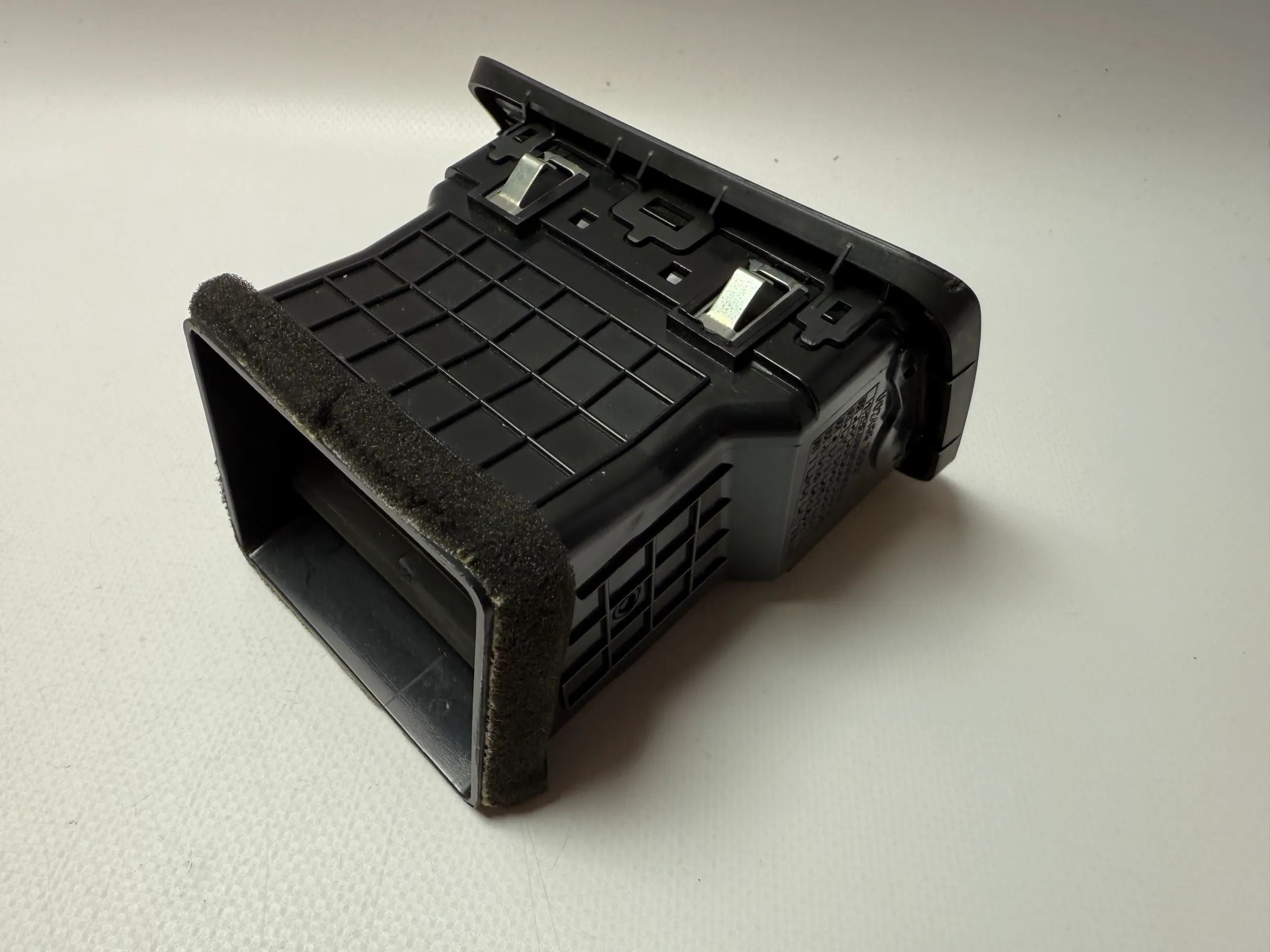 Original Hyundai Tucson air vent ventilation grille right 97490-2E000 / JM 97 302A 