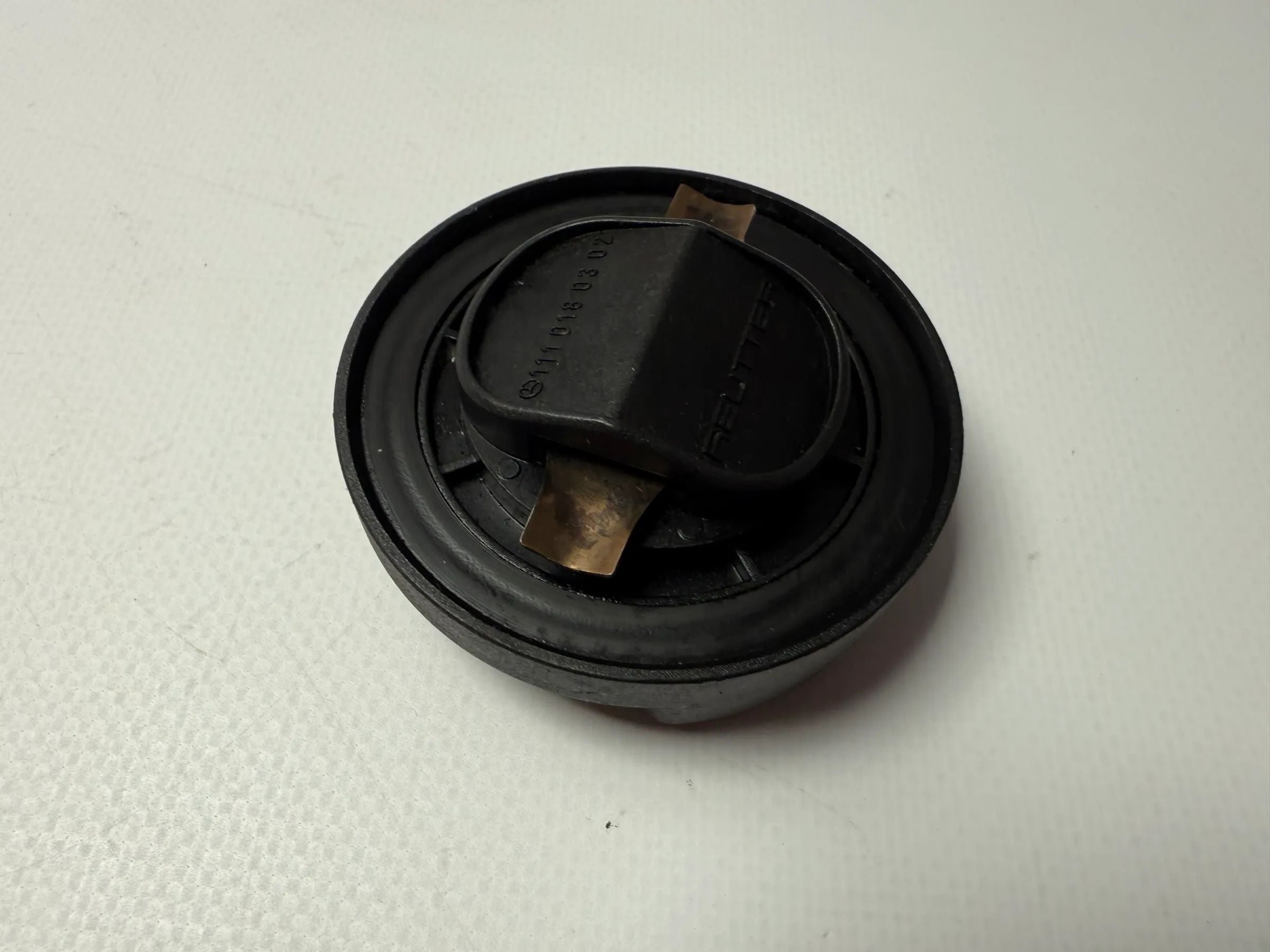 Original Mercedes oil cap oil cover W203 W204 W211 W212 111 018 03 02 