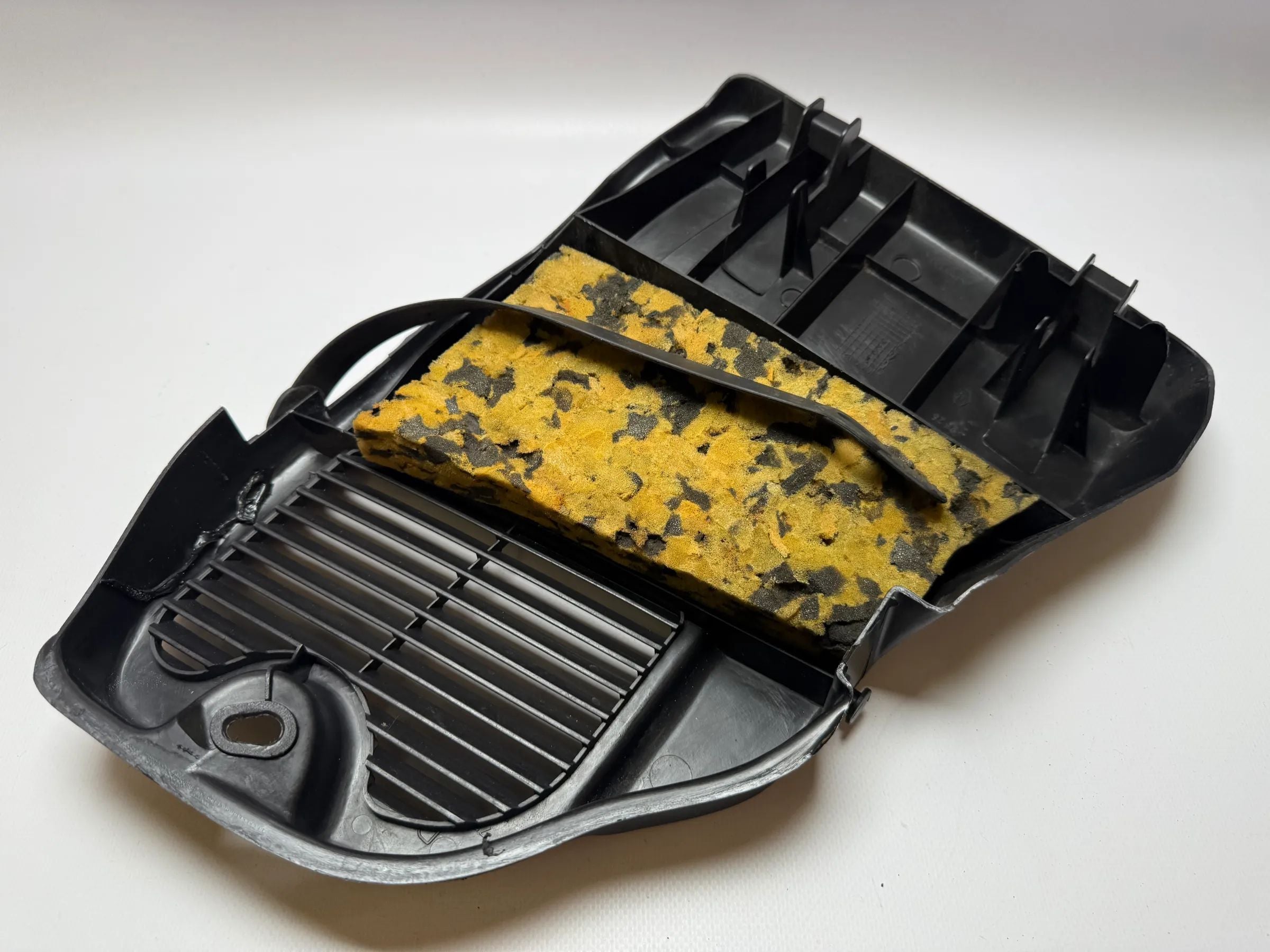 Cubierta original Renault Megane embellecedor luz trasera maletero 7700838459